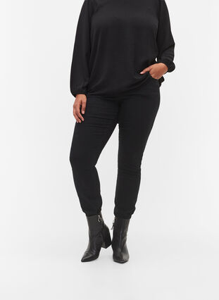 Extra schmale Sanna-Jeans mit normaler Taille, Black, Model image number 2