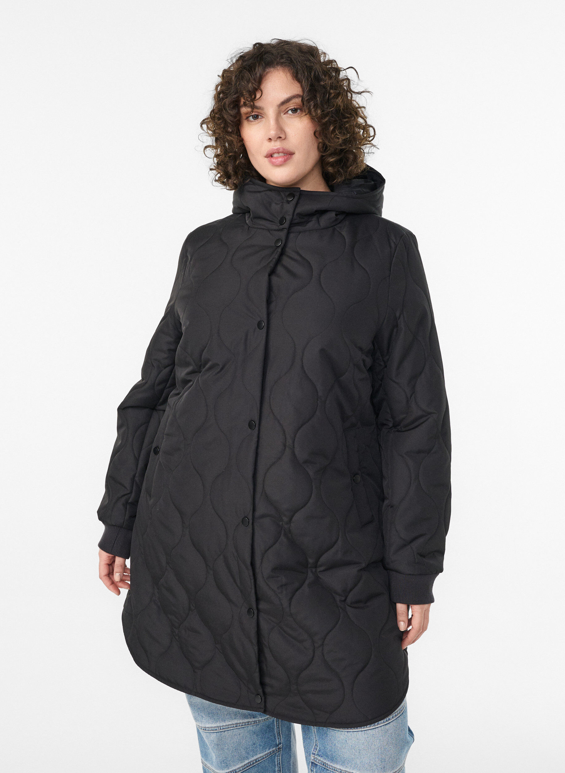 ZizziMittellange Steppjacke mit Kapuze, Schwarz, Model image number 0