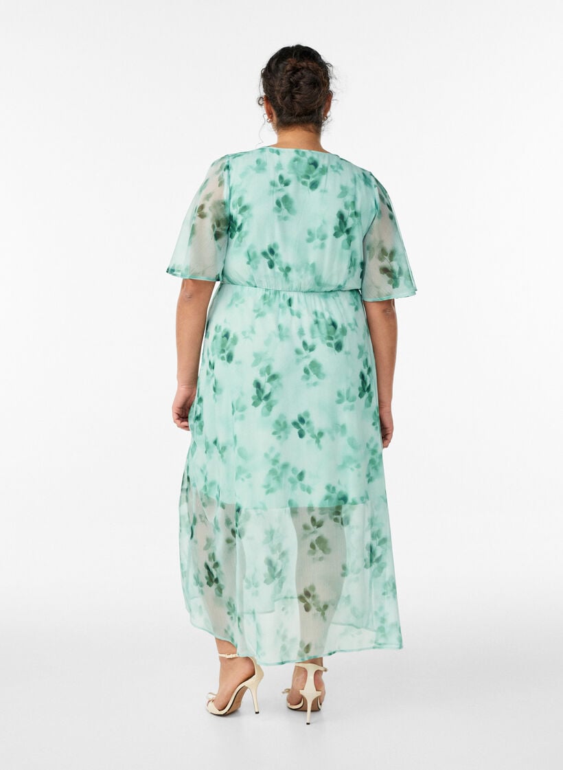 Langes Chiffonkleid mit gebl&uuml;mtem Print und kurzen &Auml;rmeln, Gr&uuml;n, Model