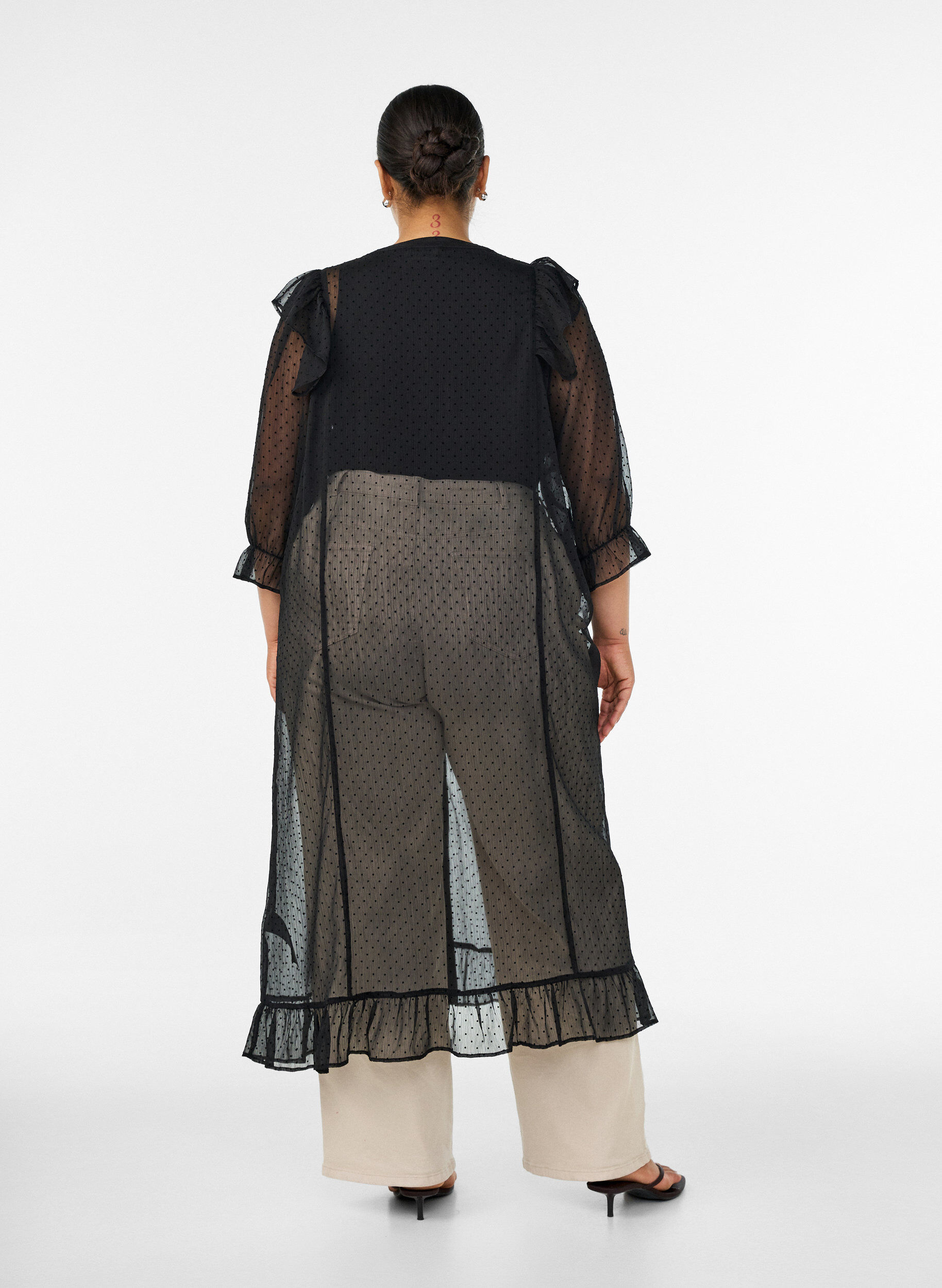 ZizziMidikleid aus einem leichten, transparenten Stoff mit Punkten und R&uuml;schen, Schwarz, Model image number 1