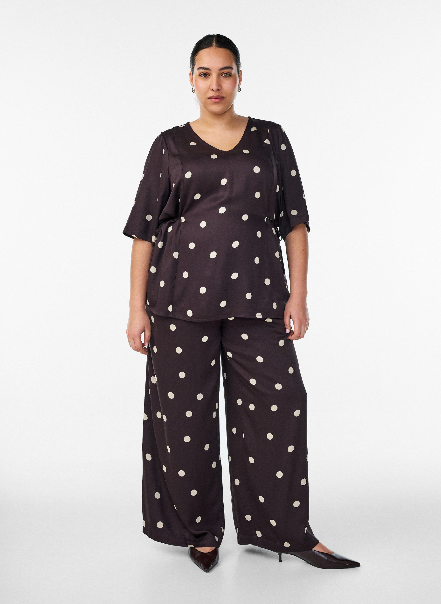 Hose aus Viskose mit Polka Dots und weitem Bein, Braun, Model
