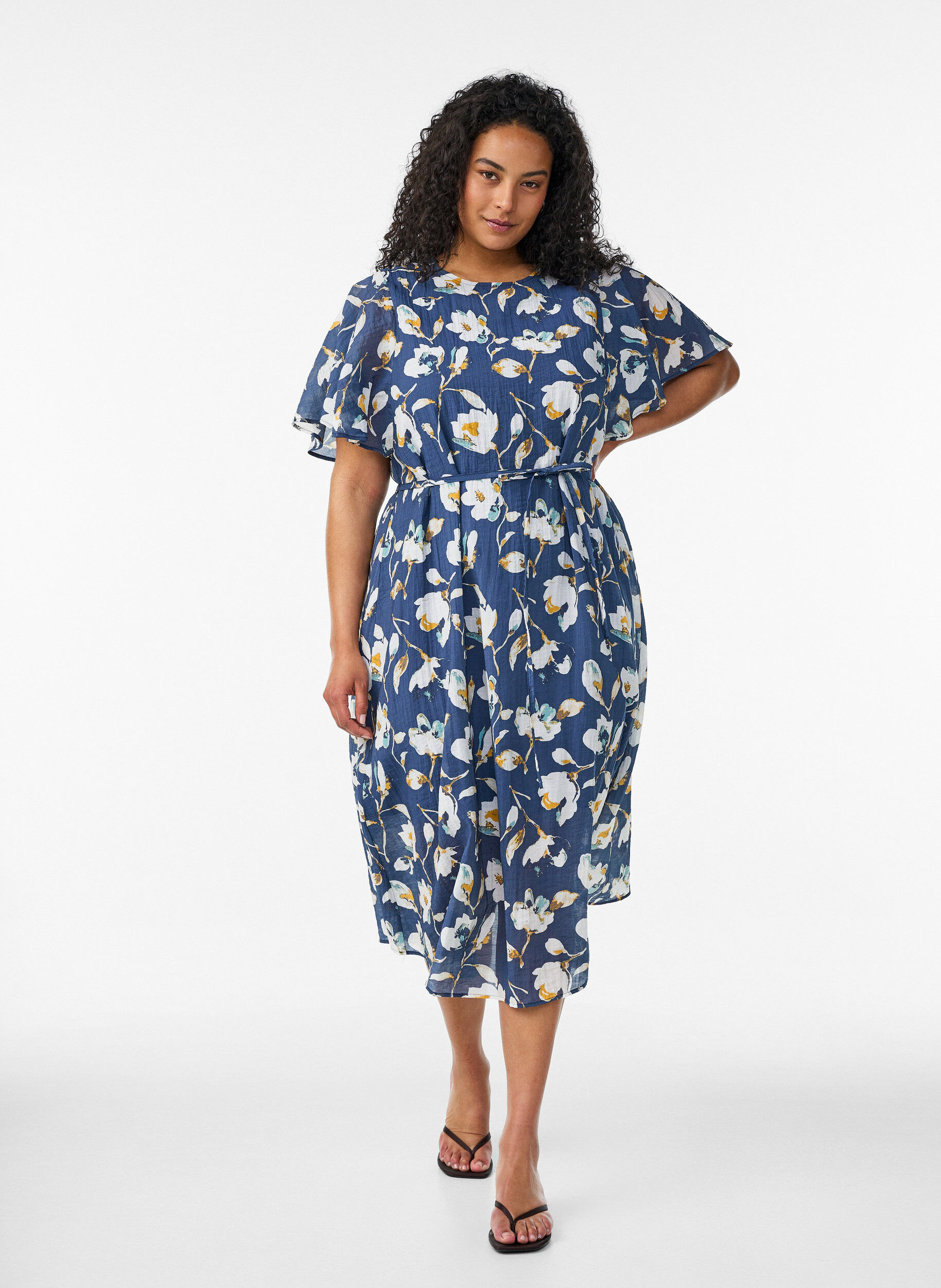 Kn&ouml;chellanges Kleid mit Fl&uuml;gel&auml;rmeln und Bindeg&uuml;rtel, Blau, Model