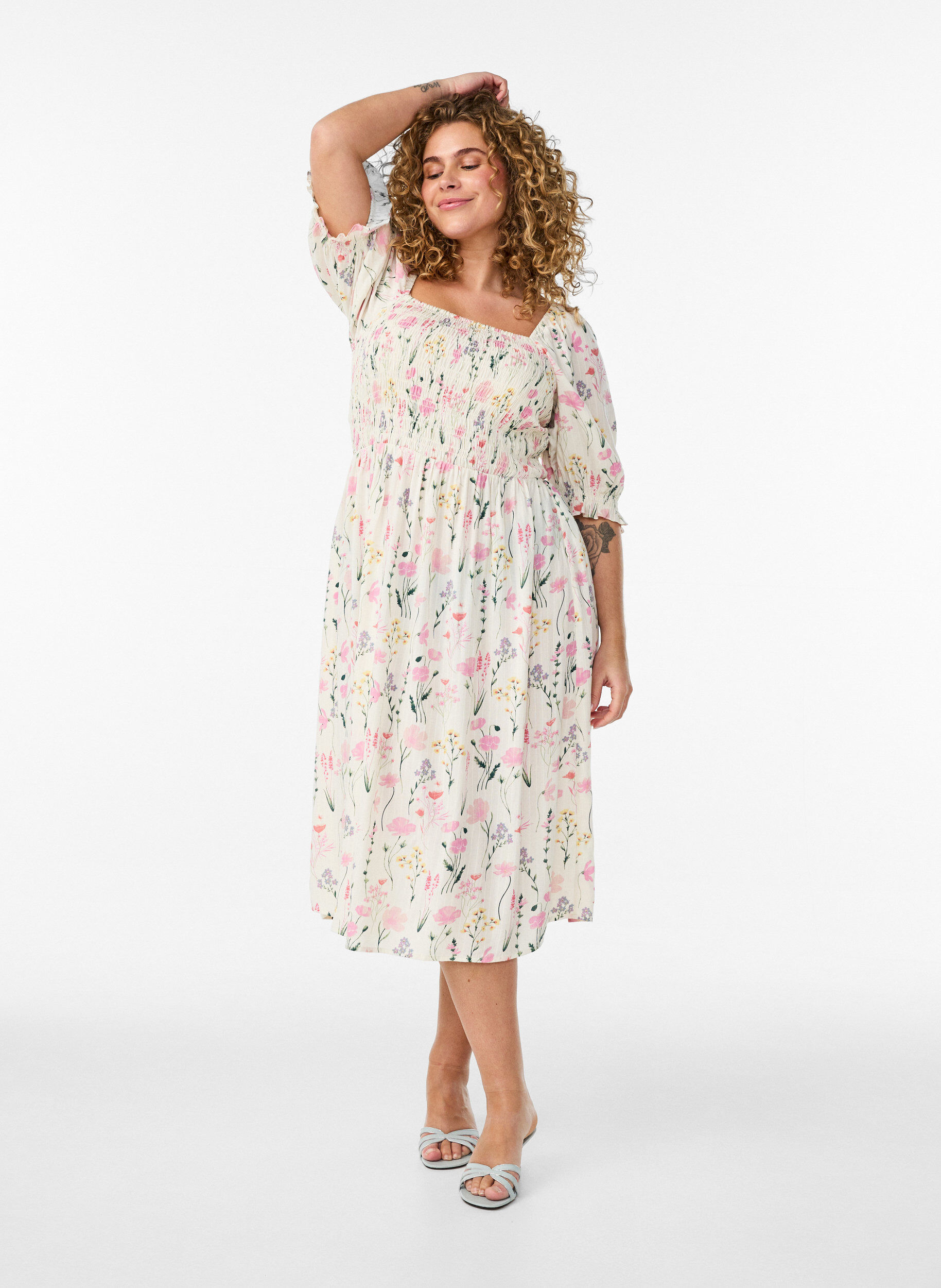Gebl&uuml;mtes Sommerkleid aus Viskose, Vanille, Model
