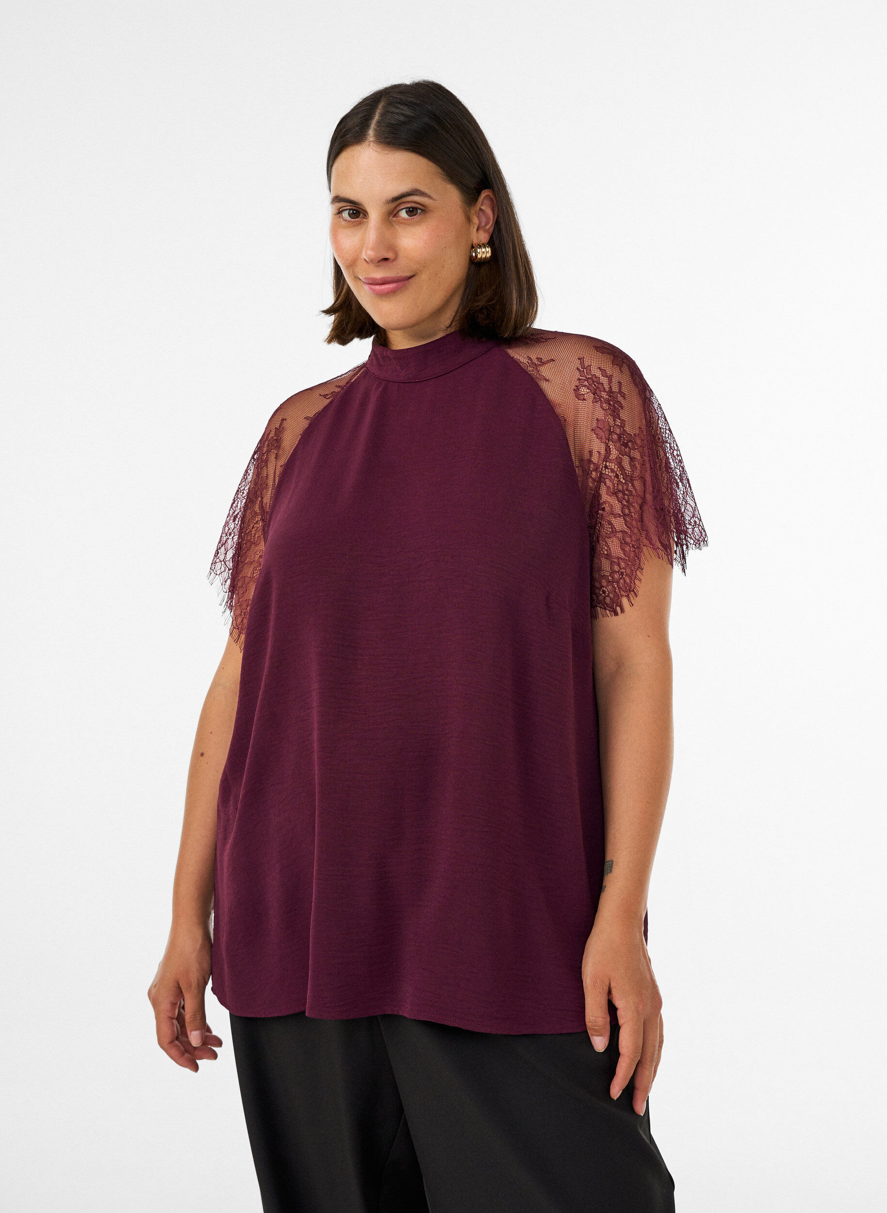 ZizziBluse mit kurzen &Auml;rmeln aus Spitze und hohem Kragen, Rot, Model image number 0