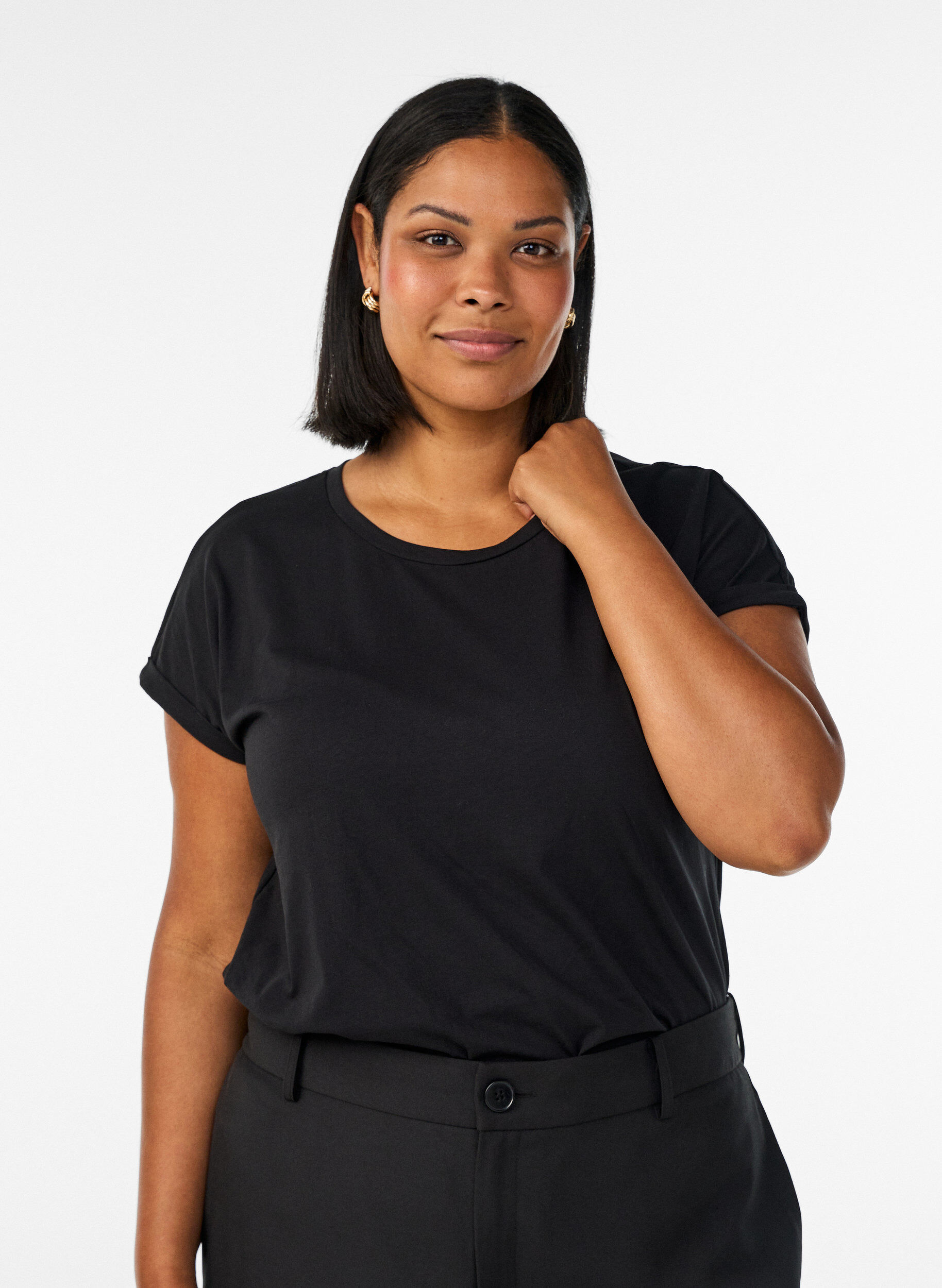 Kurz&auml;rmeliges T-Shirt aus einer Baumwollmischung, Schwarz, Model