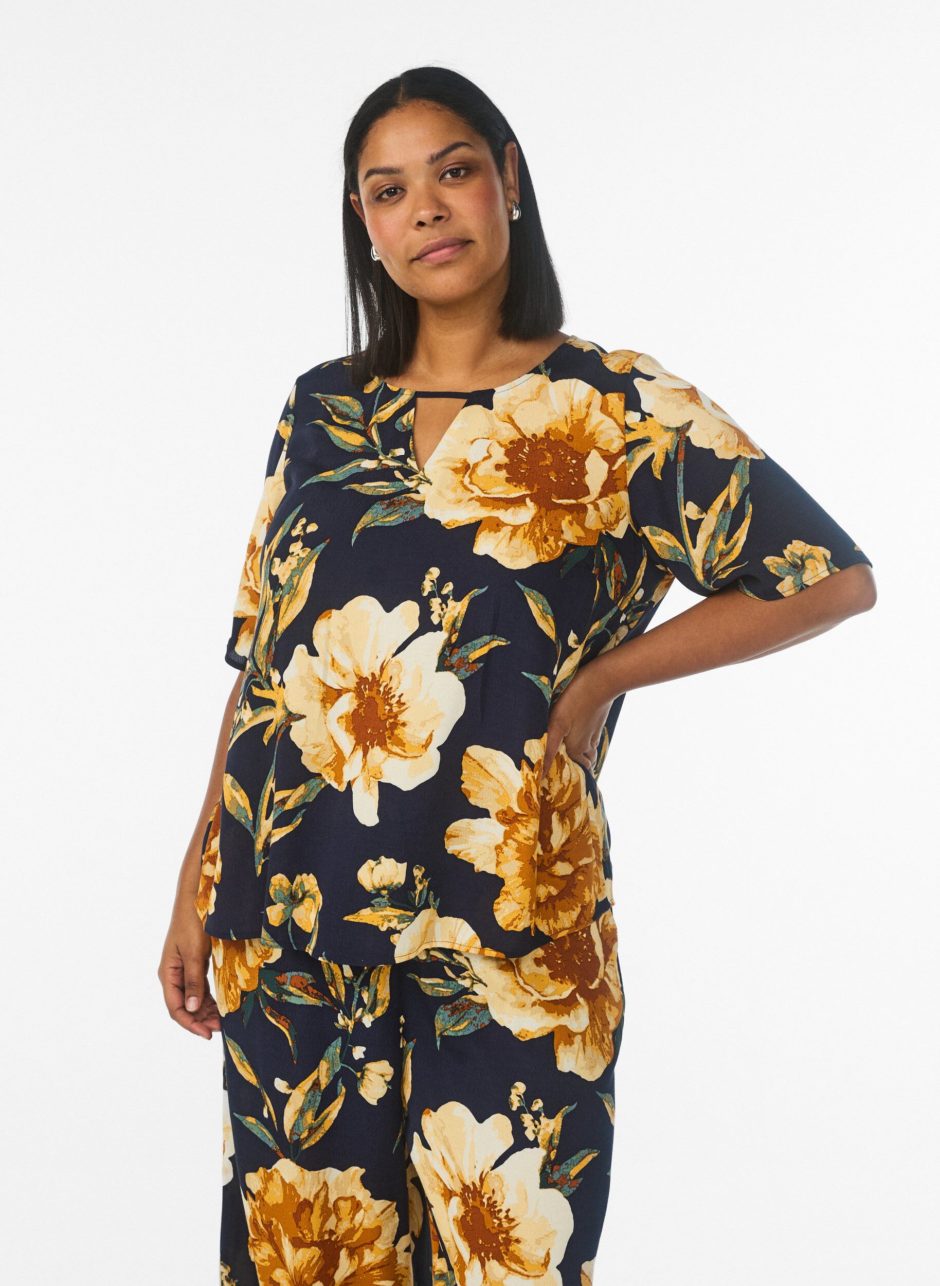 Kurz&auml;rmelige Bluse aus Viskose mit Print, Blau, Model