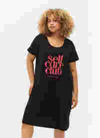 Kurzärmeliges Nachthemd aus Baumwolle, Black w. Self Care, Model