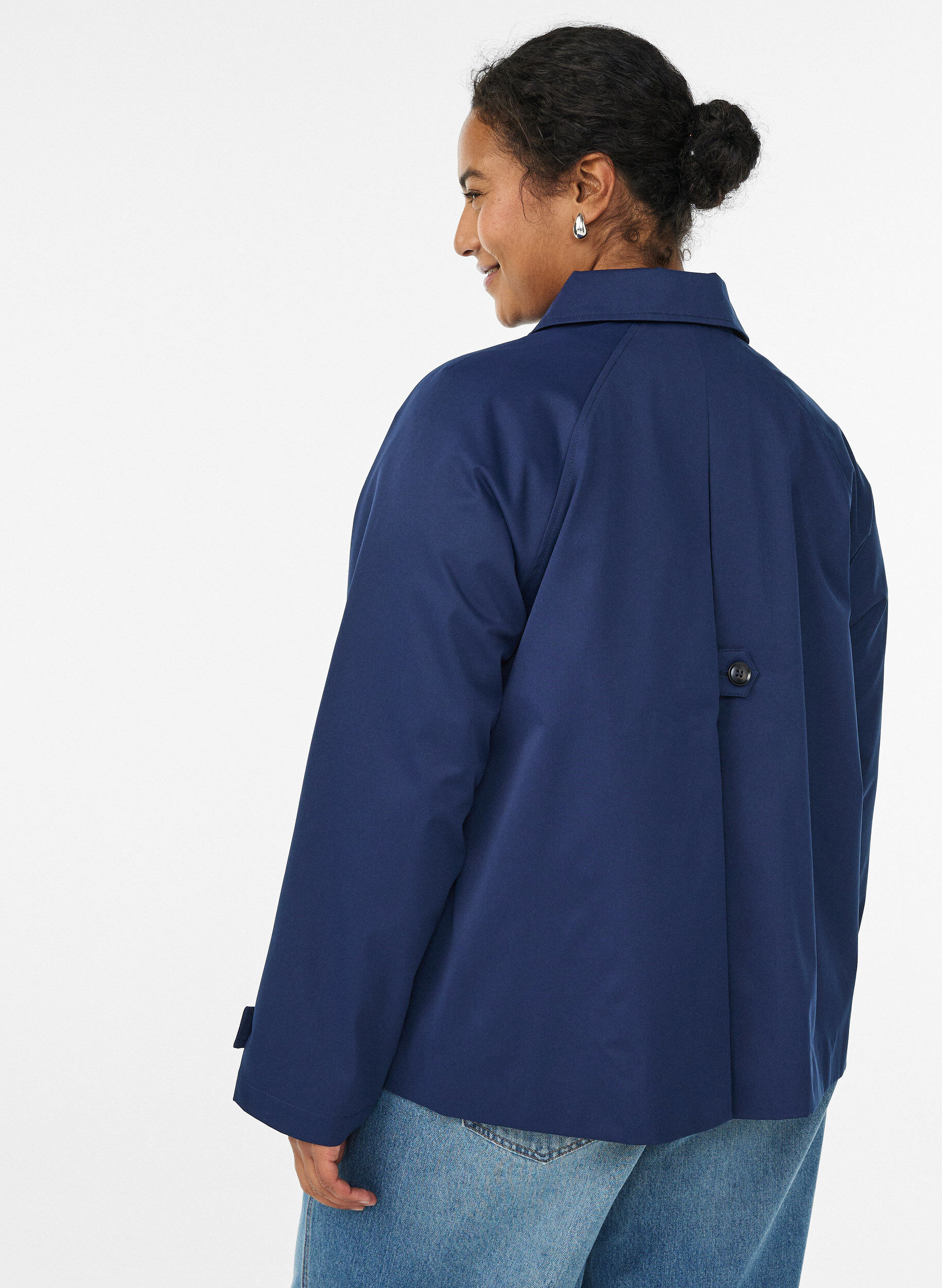 ZizziKurzer Trenchcoat mit Kragen und Raglan&auml;rmeln, Blau, Model image number 2