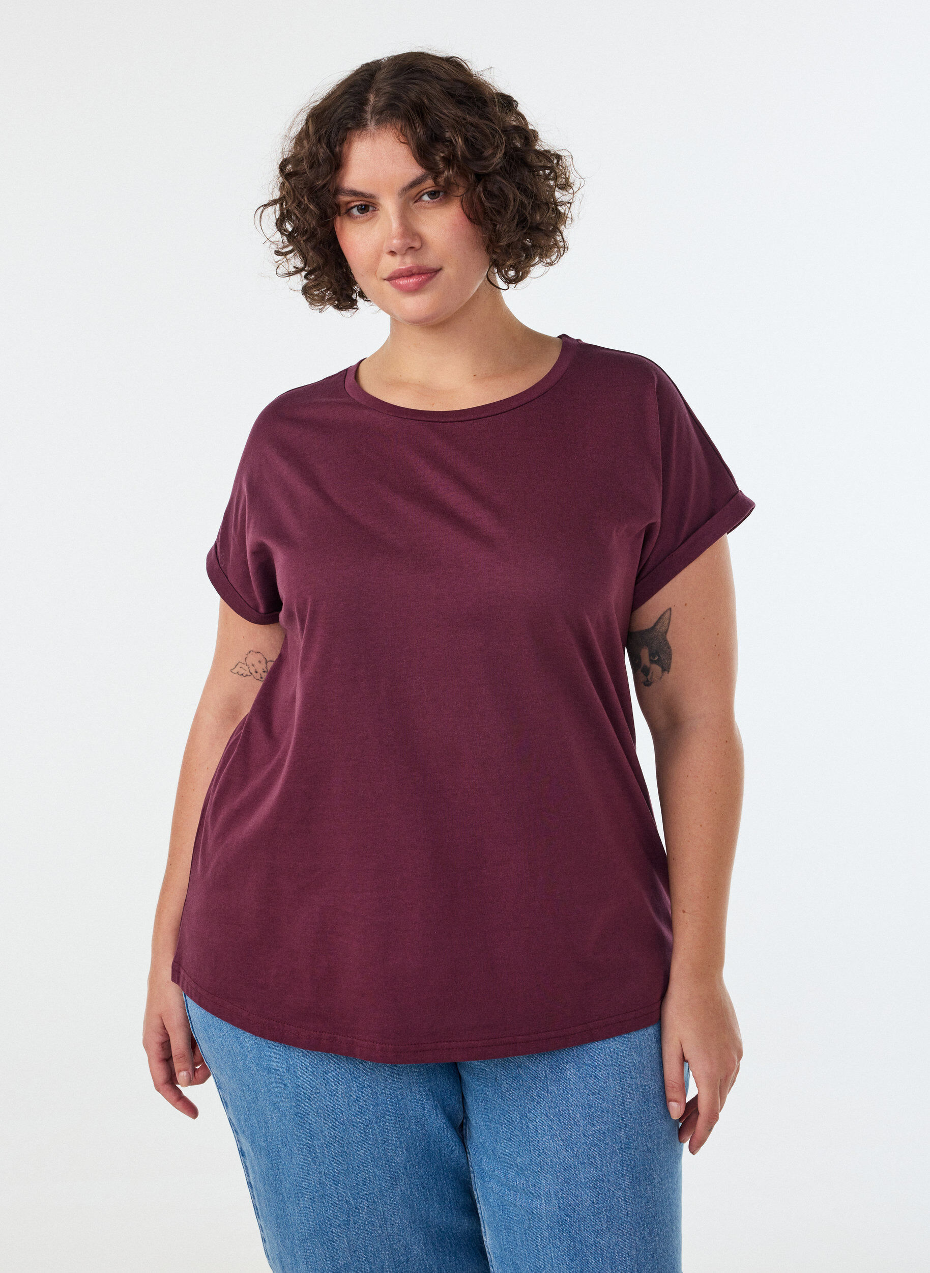 Kurz&auml;rmeliges T-Shirt aus einer Baumwollmischung, Rot, Model