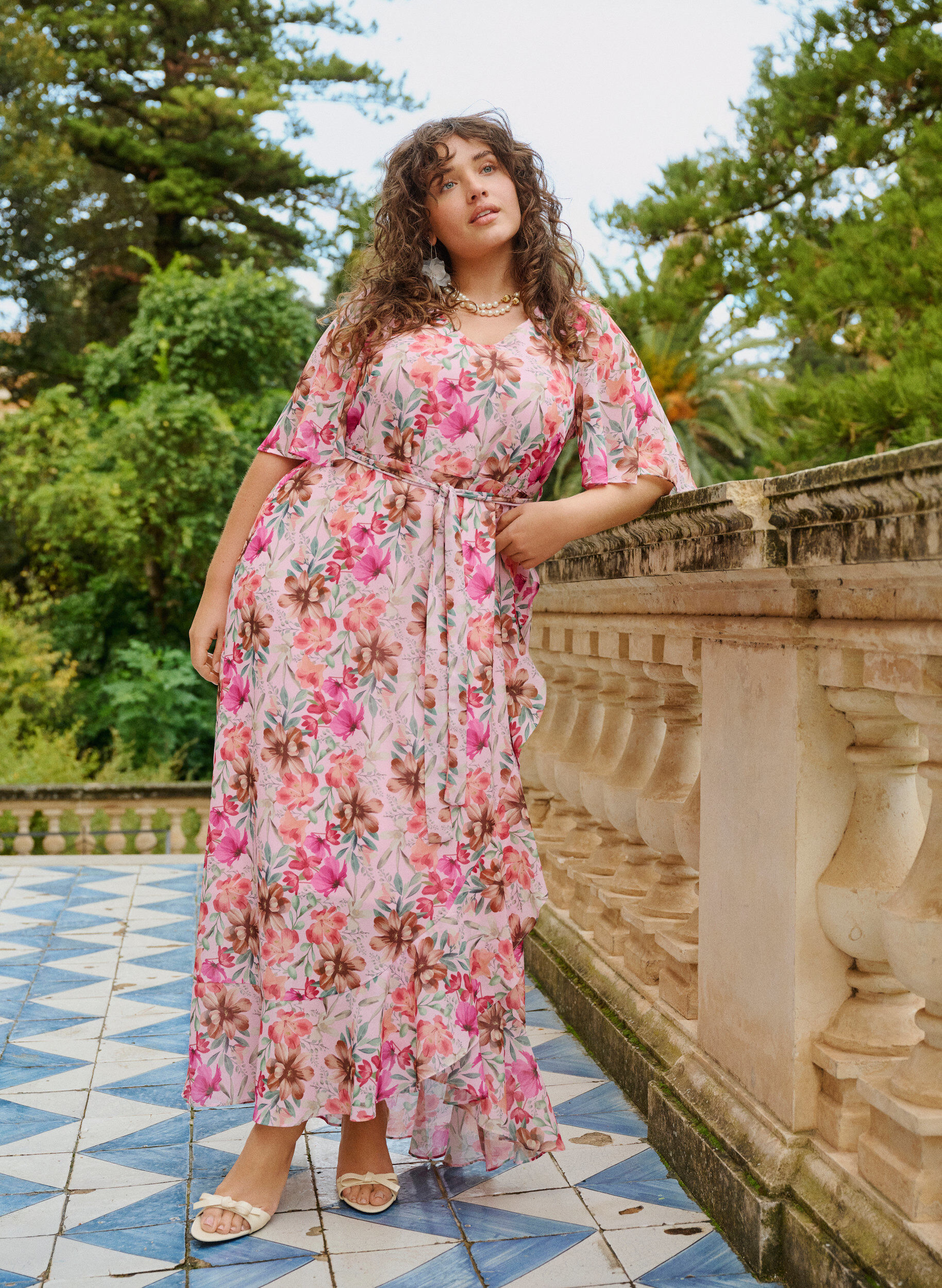 Maxikleid aus Chiffon mit V-Ausschnitt und R&uuml;schensaum