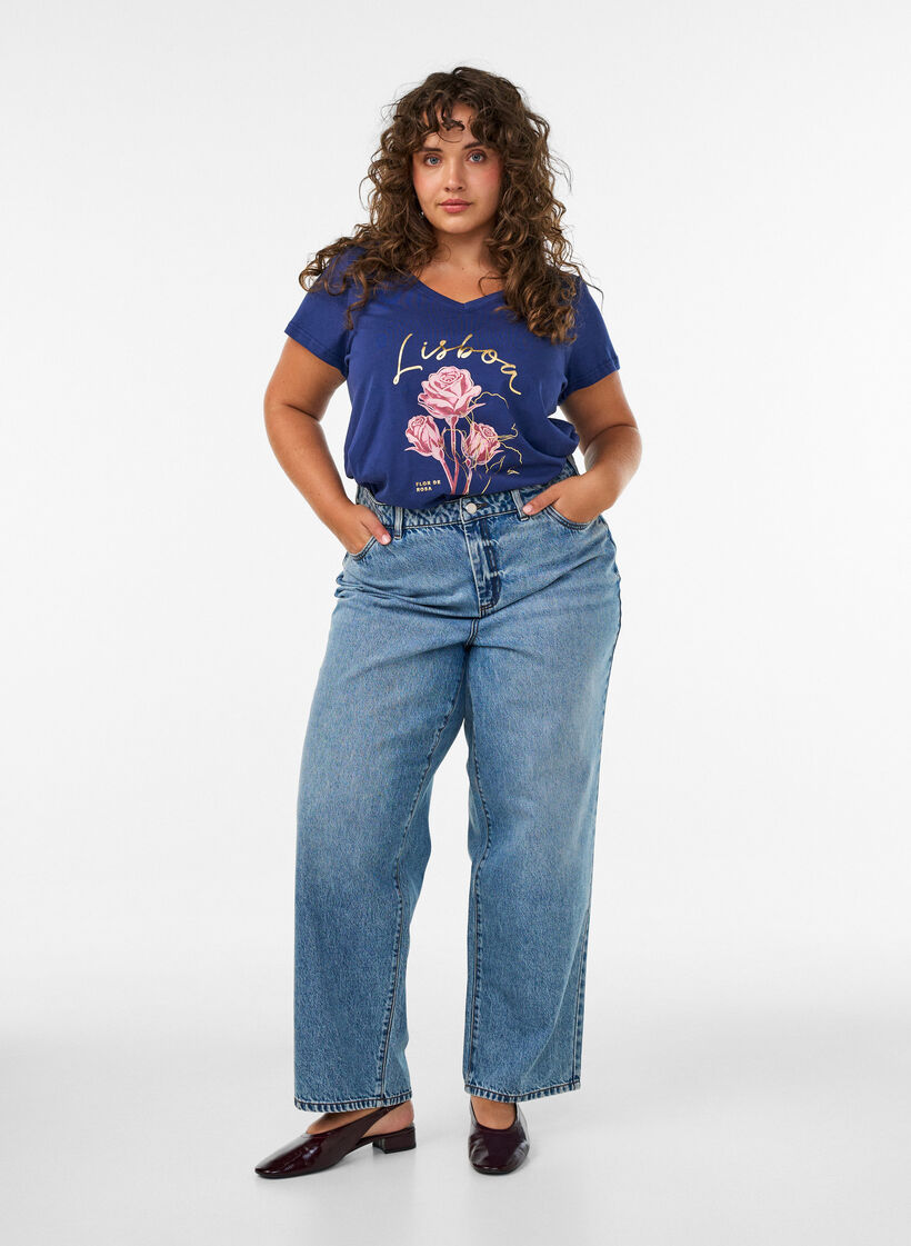 T-Shirt aus Baumwolle mit Frontprint und V-Ausschnitt, Blau, Model image number 1