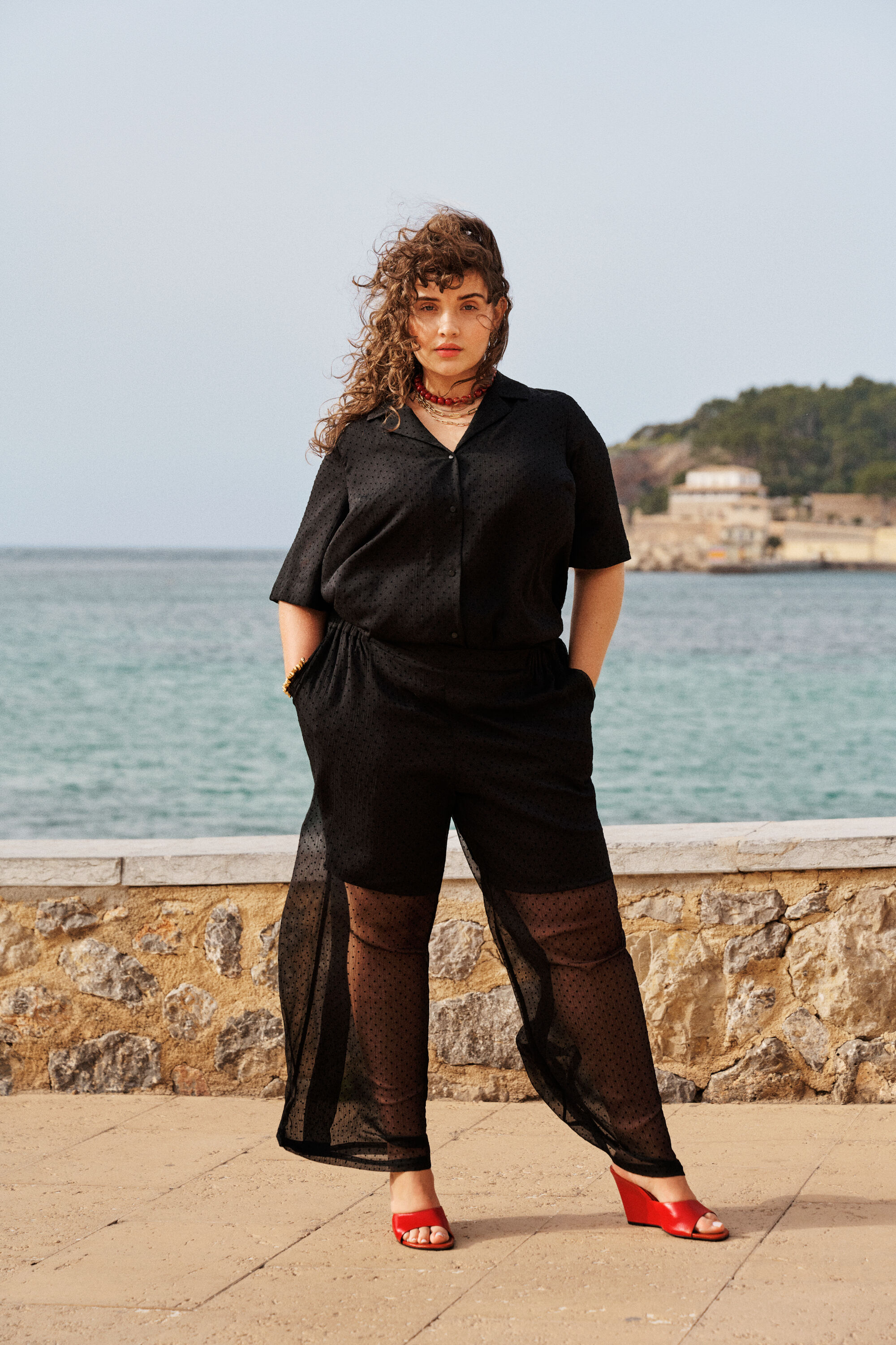 ZizziElegantes Schwarz mit roten Akzenten, , Model