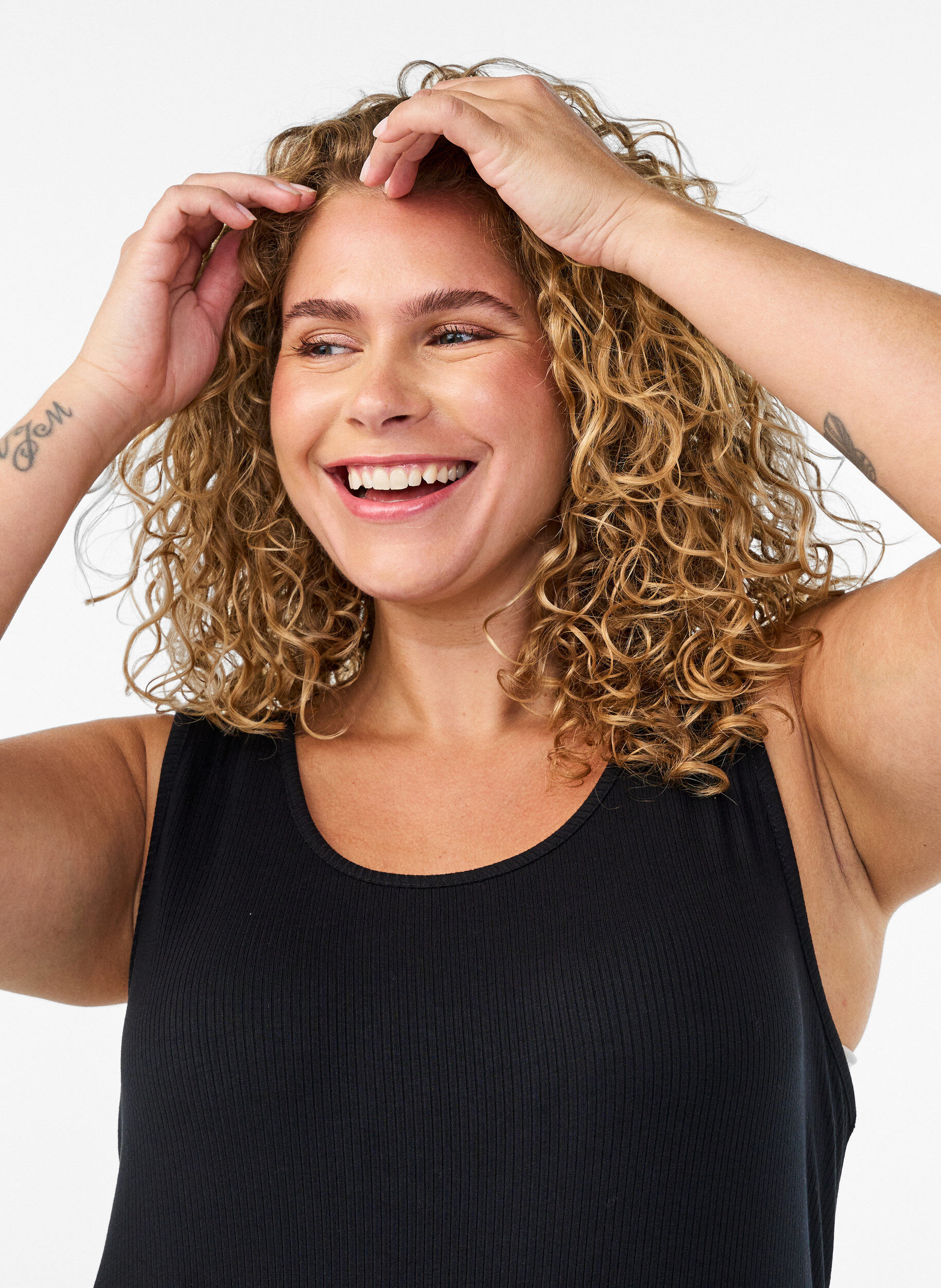 Zizzi&Auml;rmelloses geripptes Kleid aus Viskose, Schwarz, Model image number 2