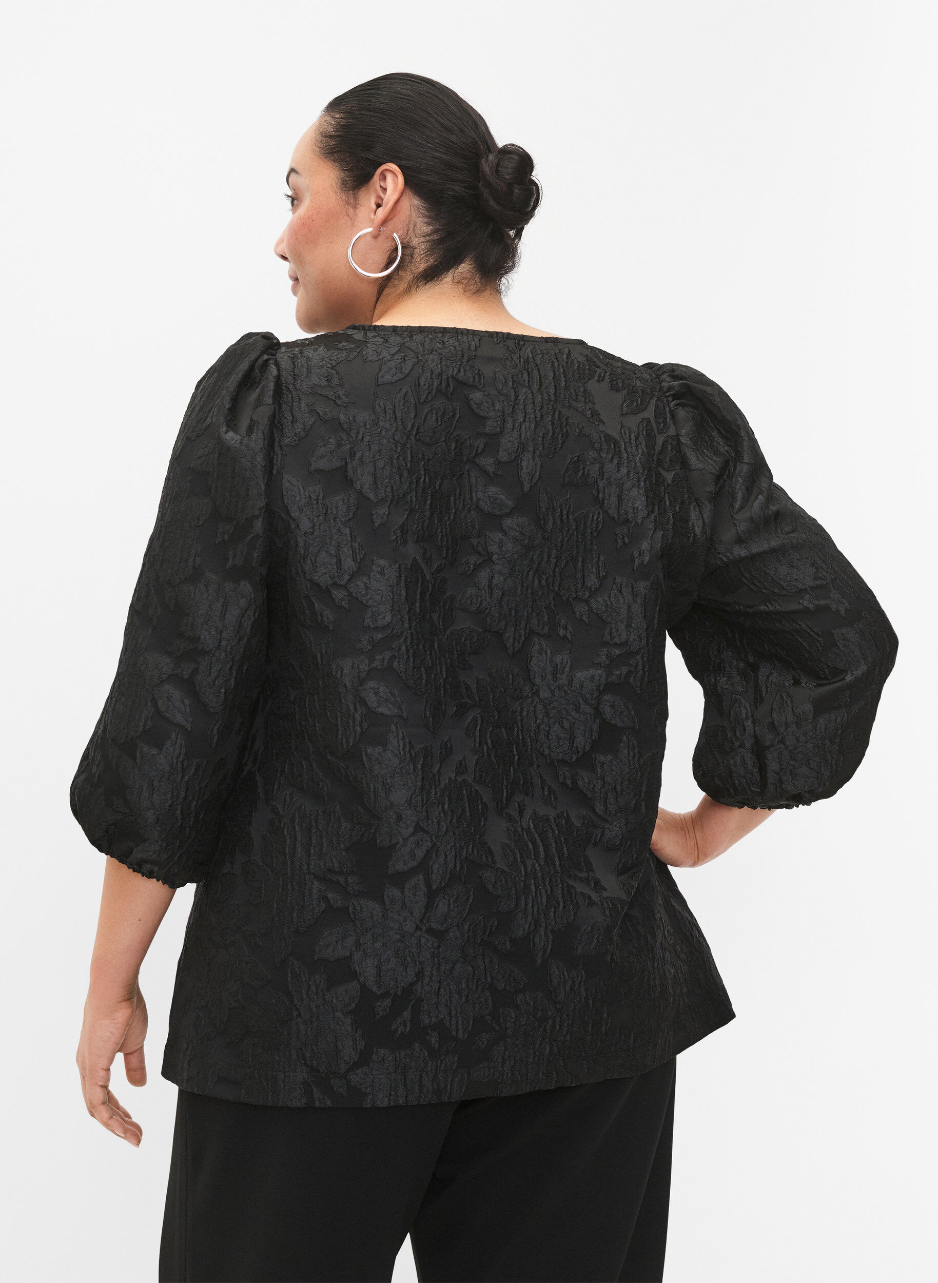 Zizzi Jacquard-Bluse mit 3/4-&Auml;rmeln, Black, Model image number 1