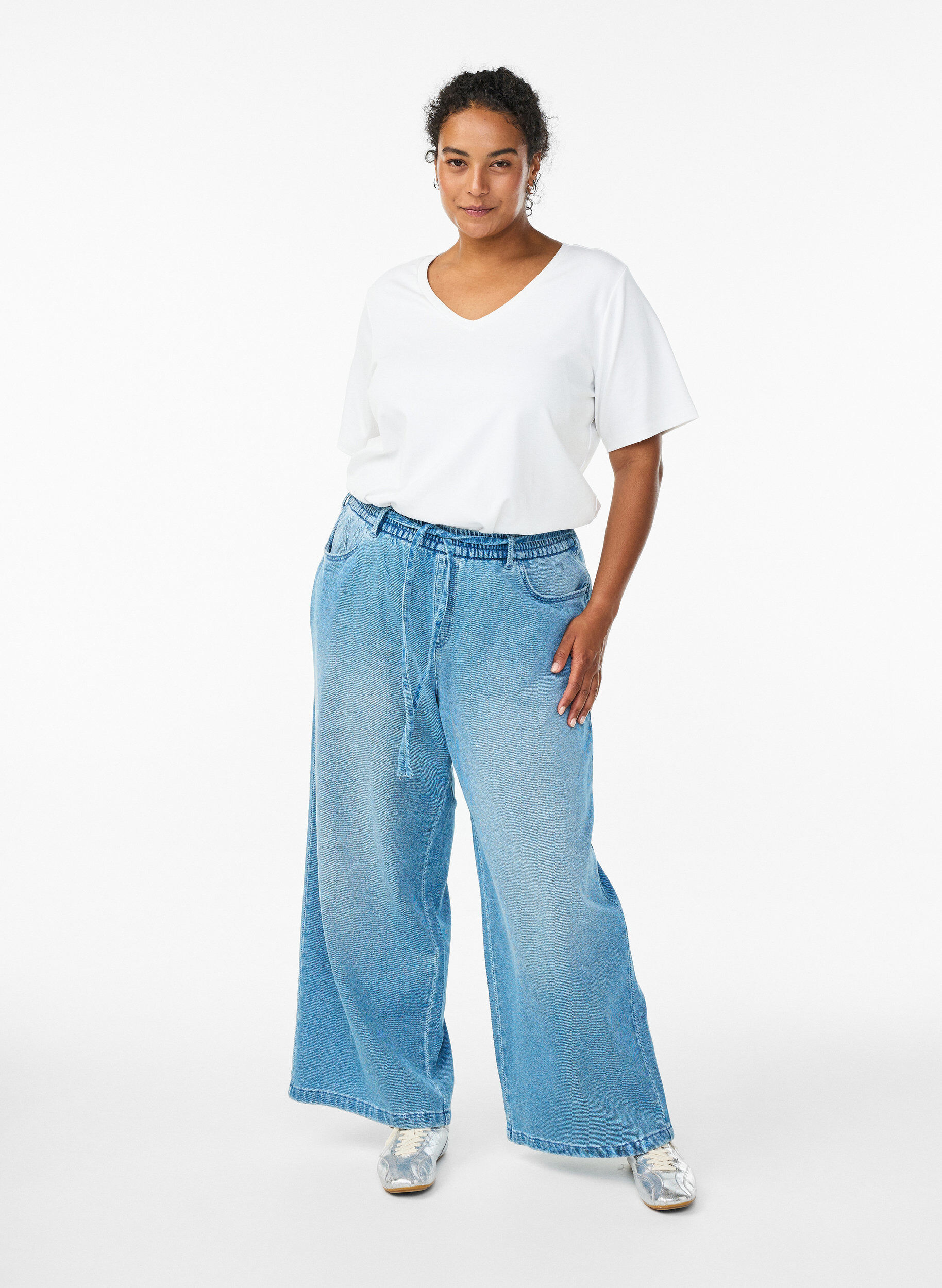 Jeans mit lockerer Passform, elastischem Bund und Tunnelzug, Blau, Model