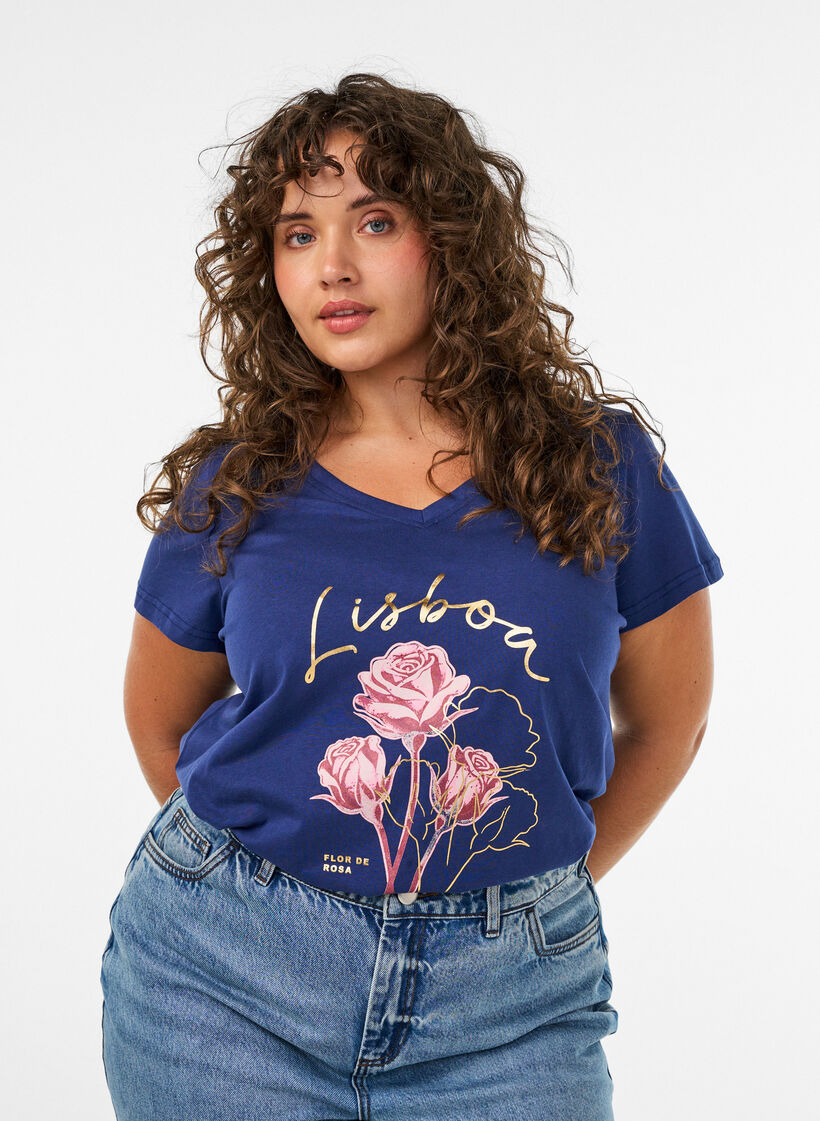 T-Shirt aus Baumwolle mit Frontprint und V-Ausschnitt, Blau, Model image number 0