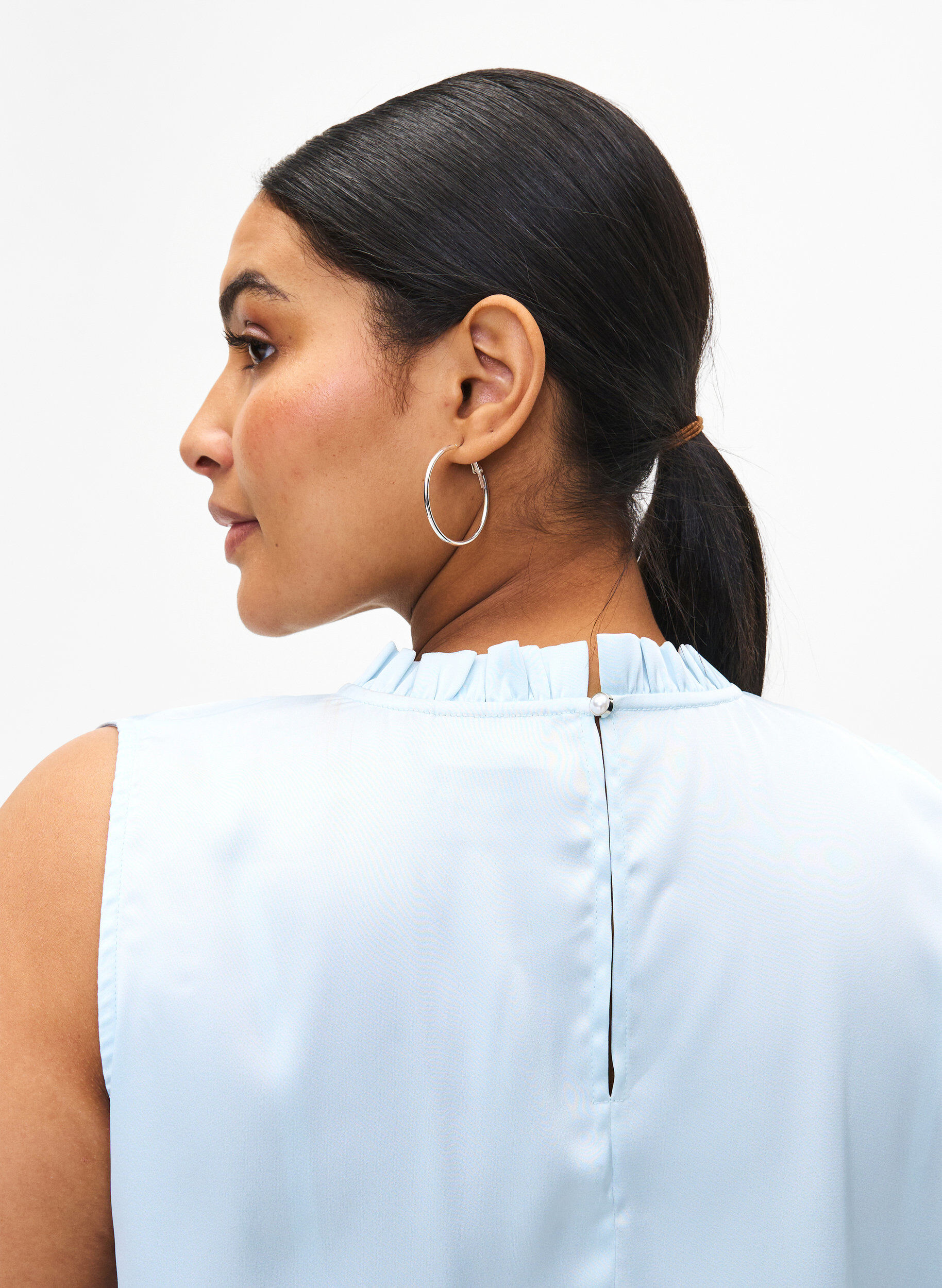 Zizzi&Auml;rmelloses Party-Top aus Satin, Delicate Blue, Model image number 2