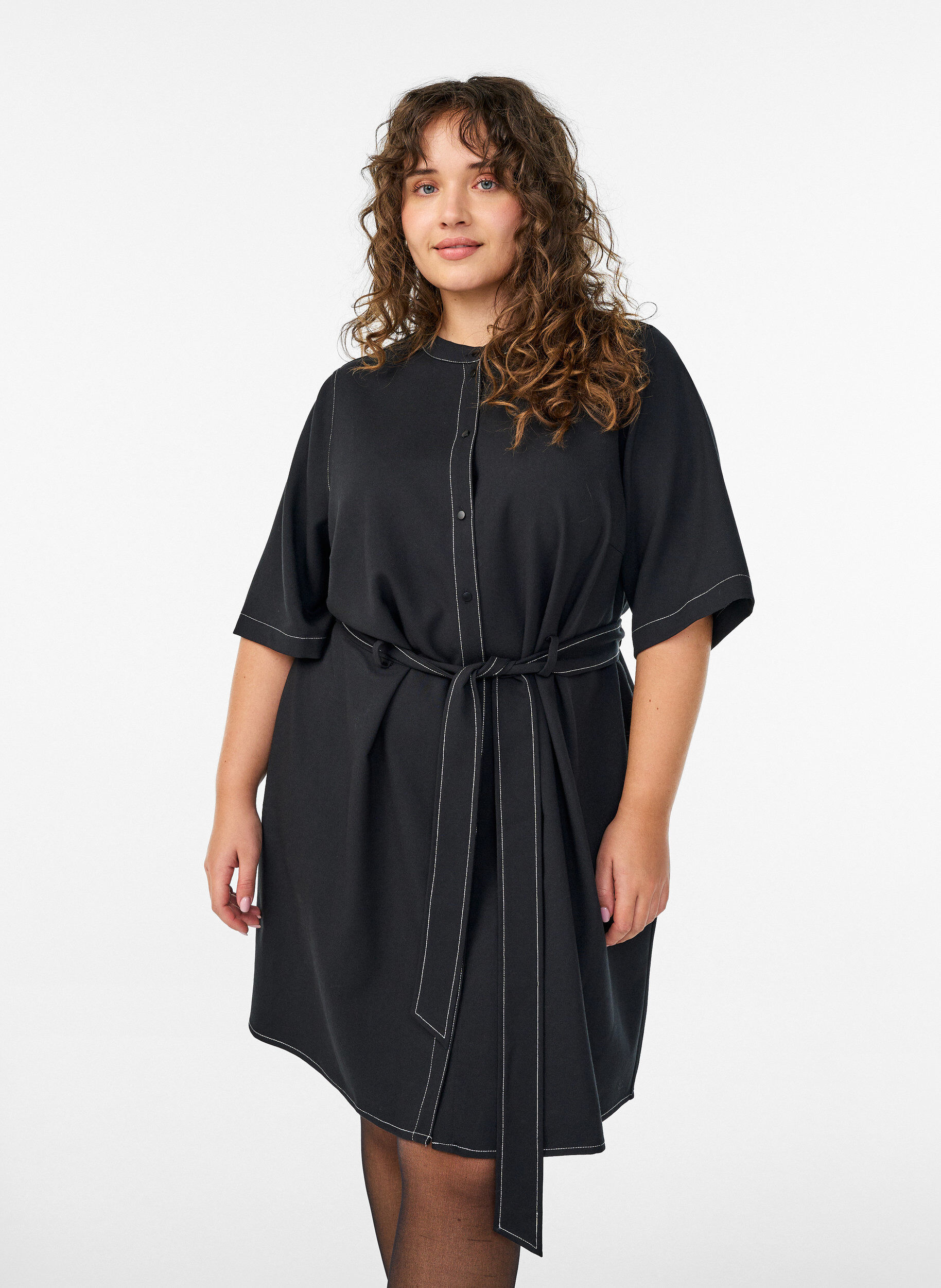 ZizziKurzes Hemdblusenkleid mit Kontrastn&auml;hten und Bindeg&uuml;rtel, Schwarz, Model image number 1