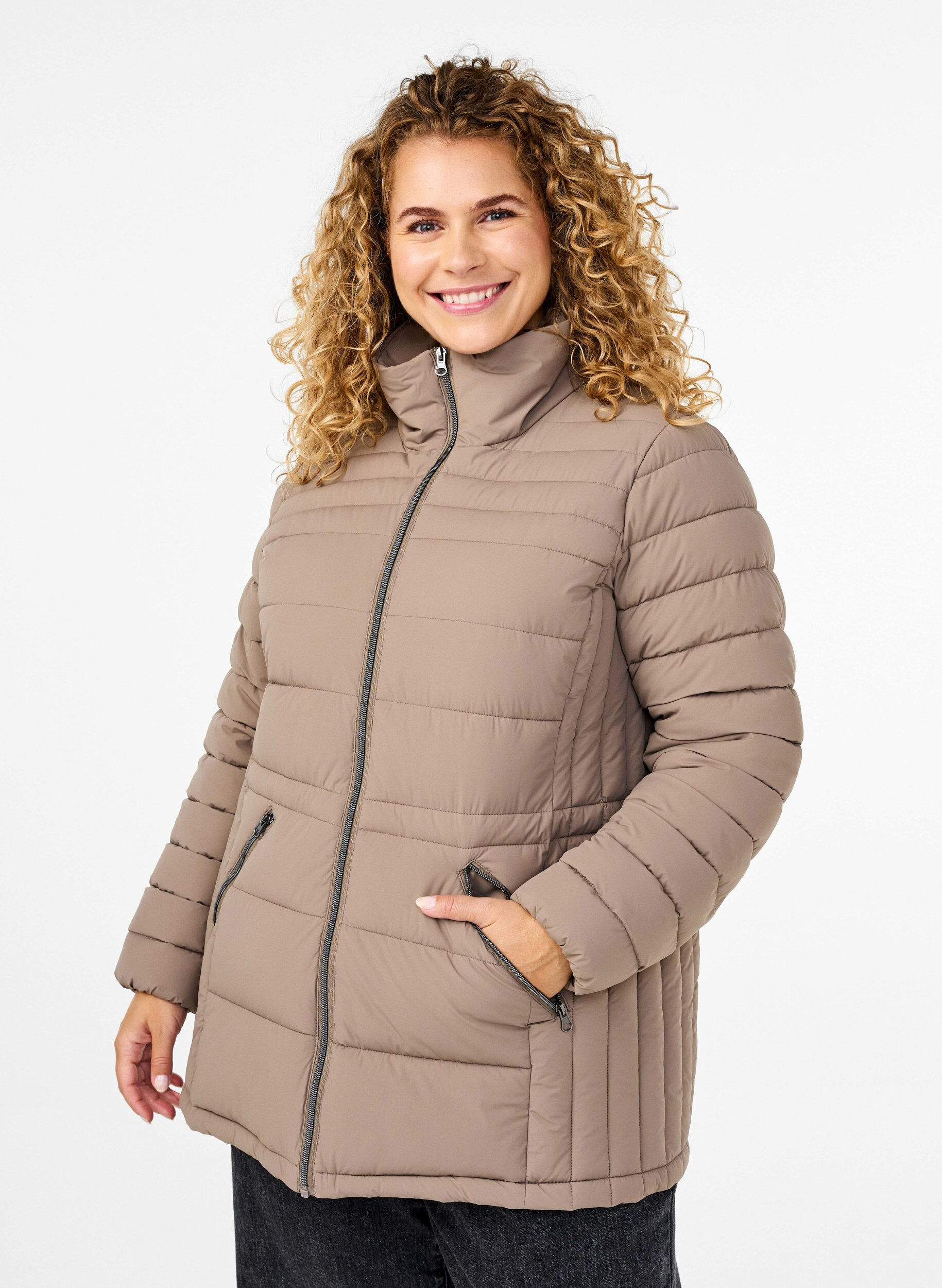 Kurze Steppjacke mit Taschen, Beige, Model