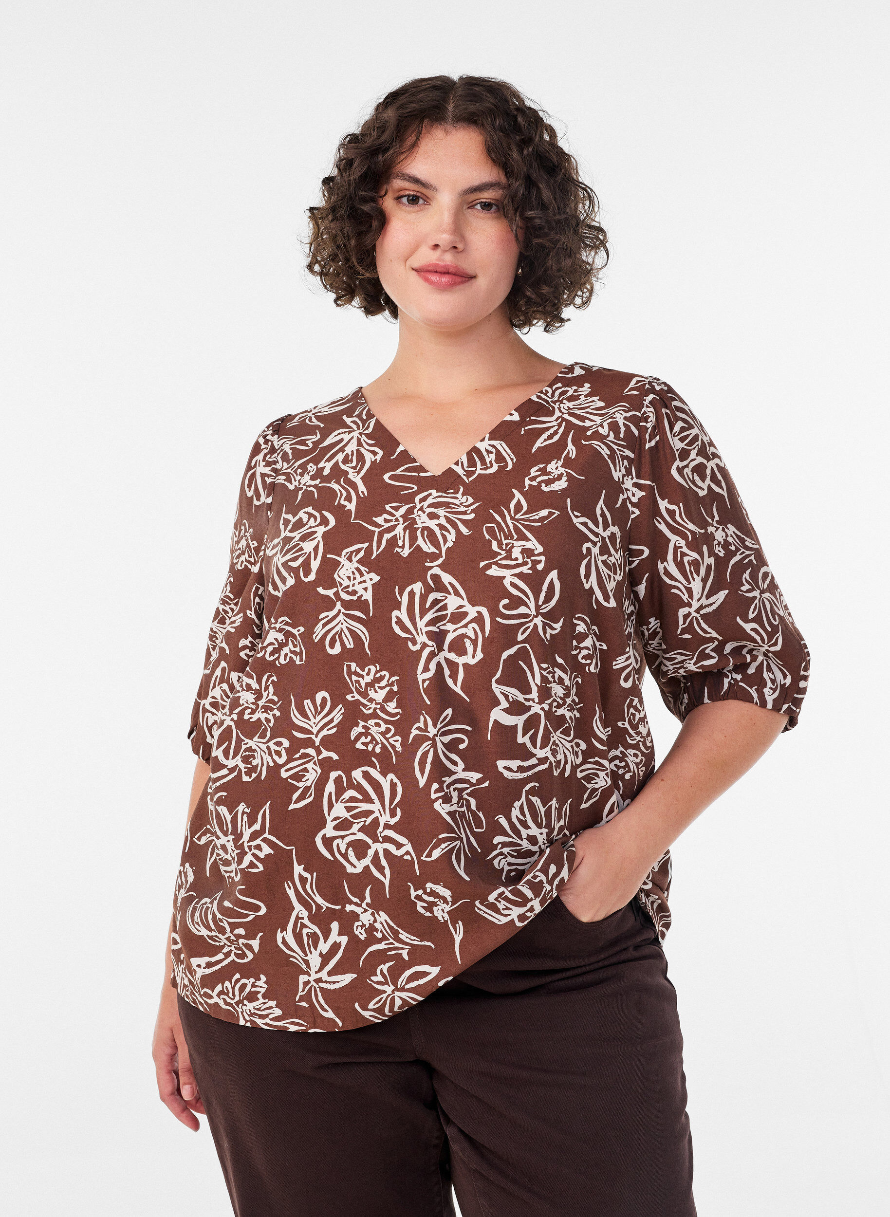 Bluse aus Viskose mit V-Ausschnitt, Braun, Model