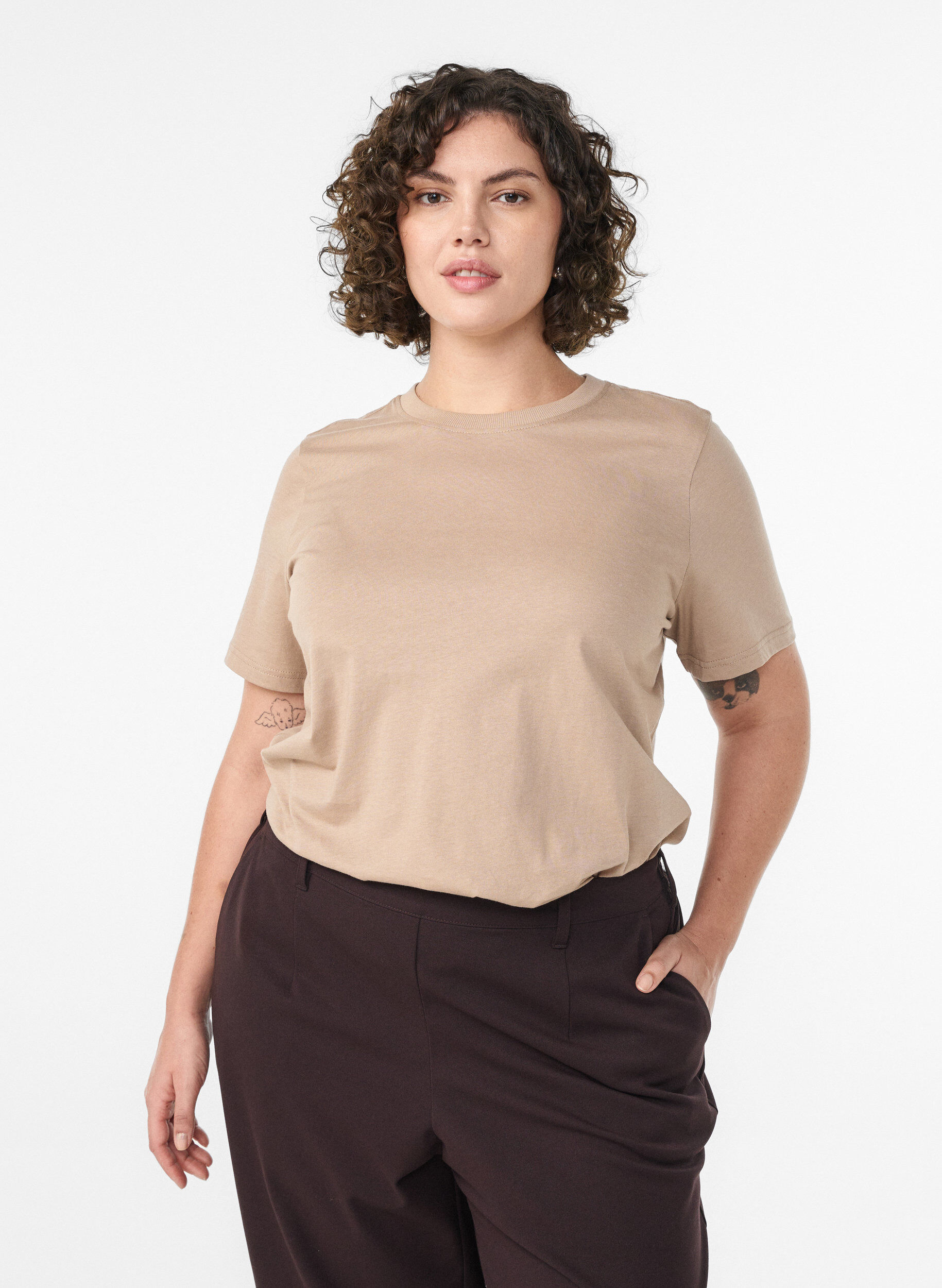 Basic-T-Shirt aus Baumwolle mit Rundhalsausschnitt, Beige, Model