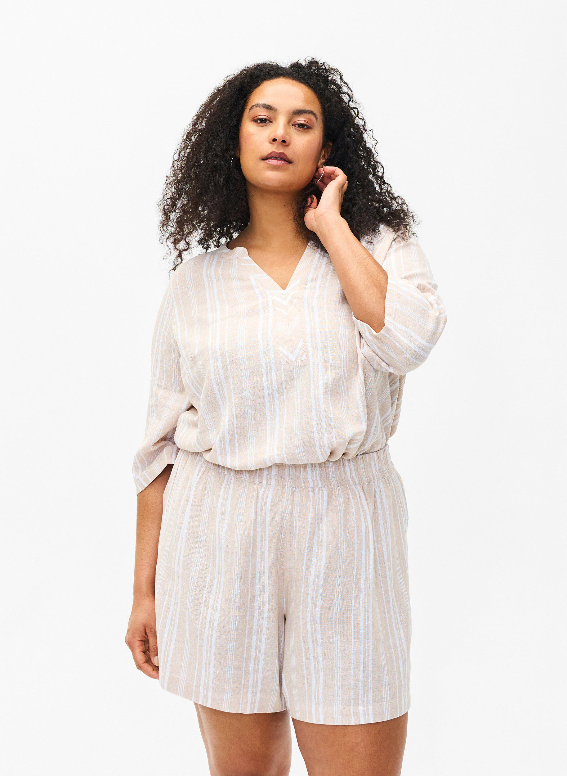 ZizziGestreifte kurze Hose aus einer Leinen-Viskose-Mischung, Beige, Model image number 0