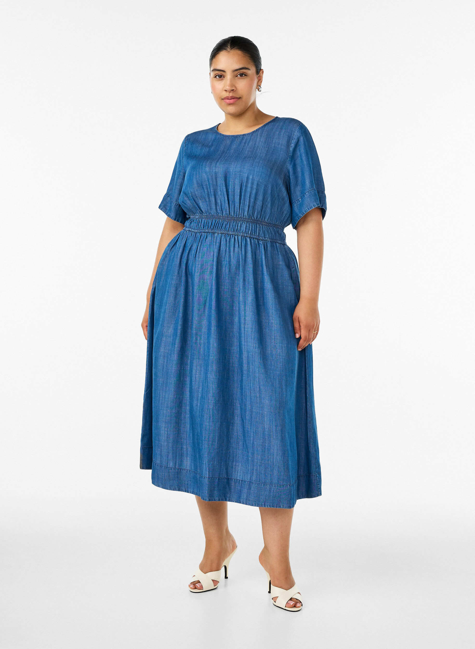 Midikleid in Jeans-Optik mit Gummizug in der Taille, Blau, Model