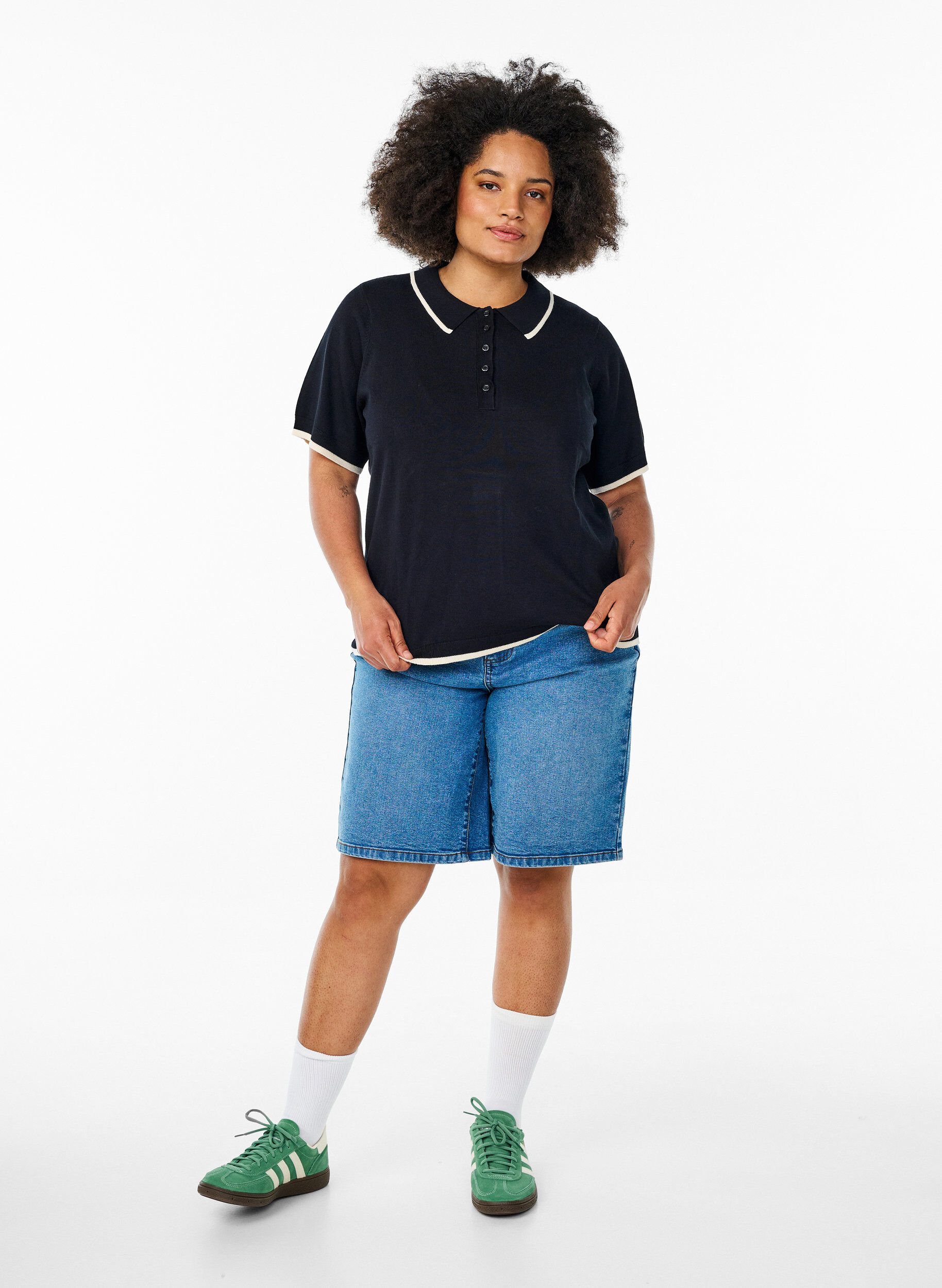 ZizziFein gestricktes Poloshirt mit Kontrastbesatz, Schwarz, Model image number 1