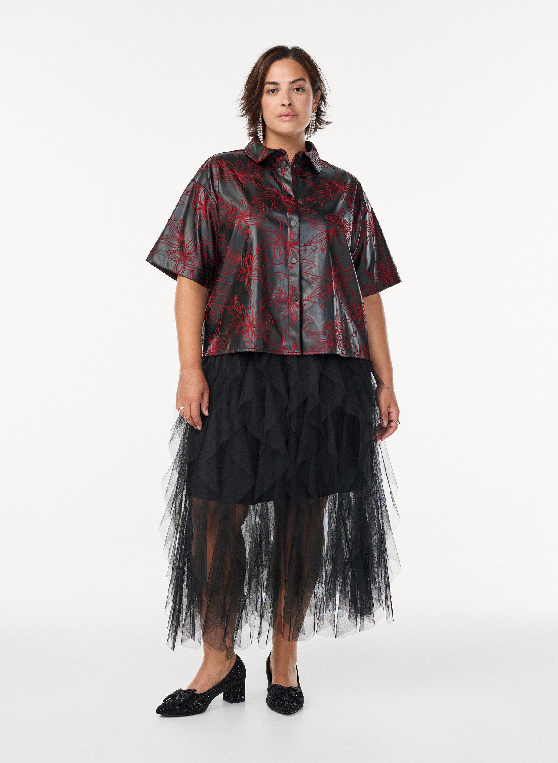 ZizziKurzes Hemd aus Kunstleder mit Kontraststickerei, Schwarz, Model image number 1