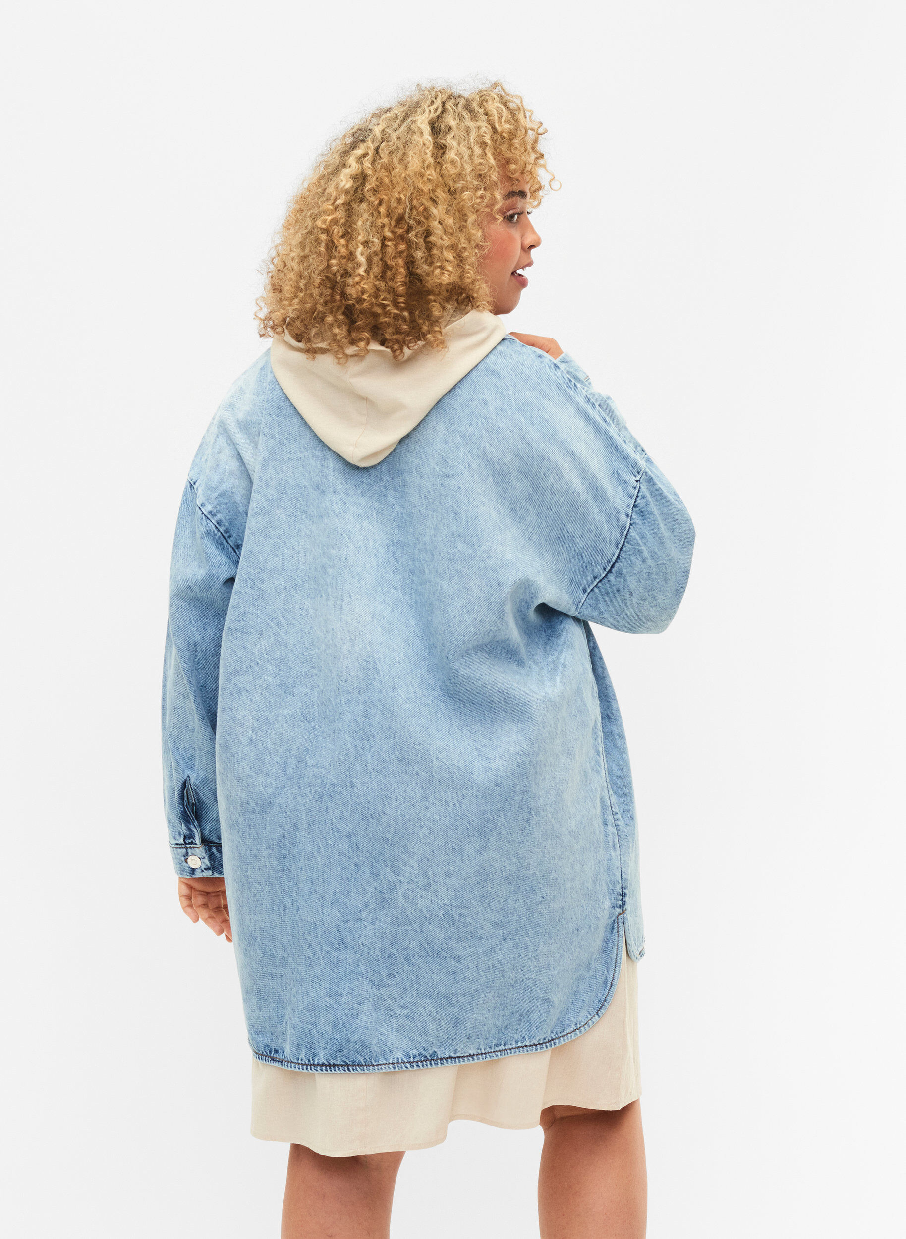 ZizziLocker sitzende Jeansjacke mit Kn&ouml;pfen, Light blue denim, Model image number 1