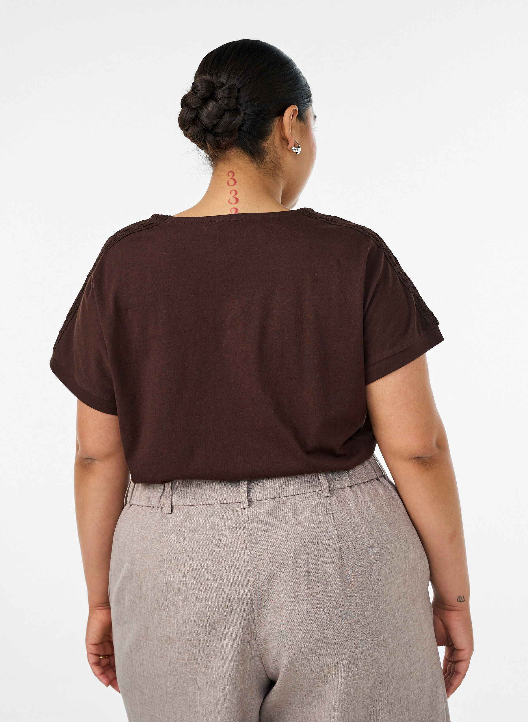 ZizziT-Shirt aus Baumwolle mit H&auml;keldetail, Braun, Model image number 2
