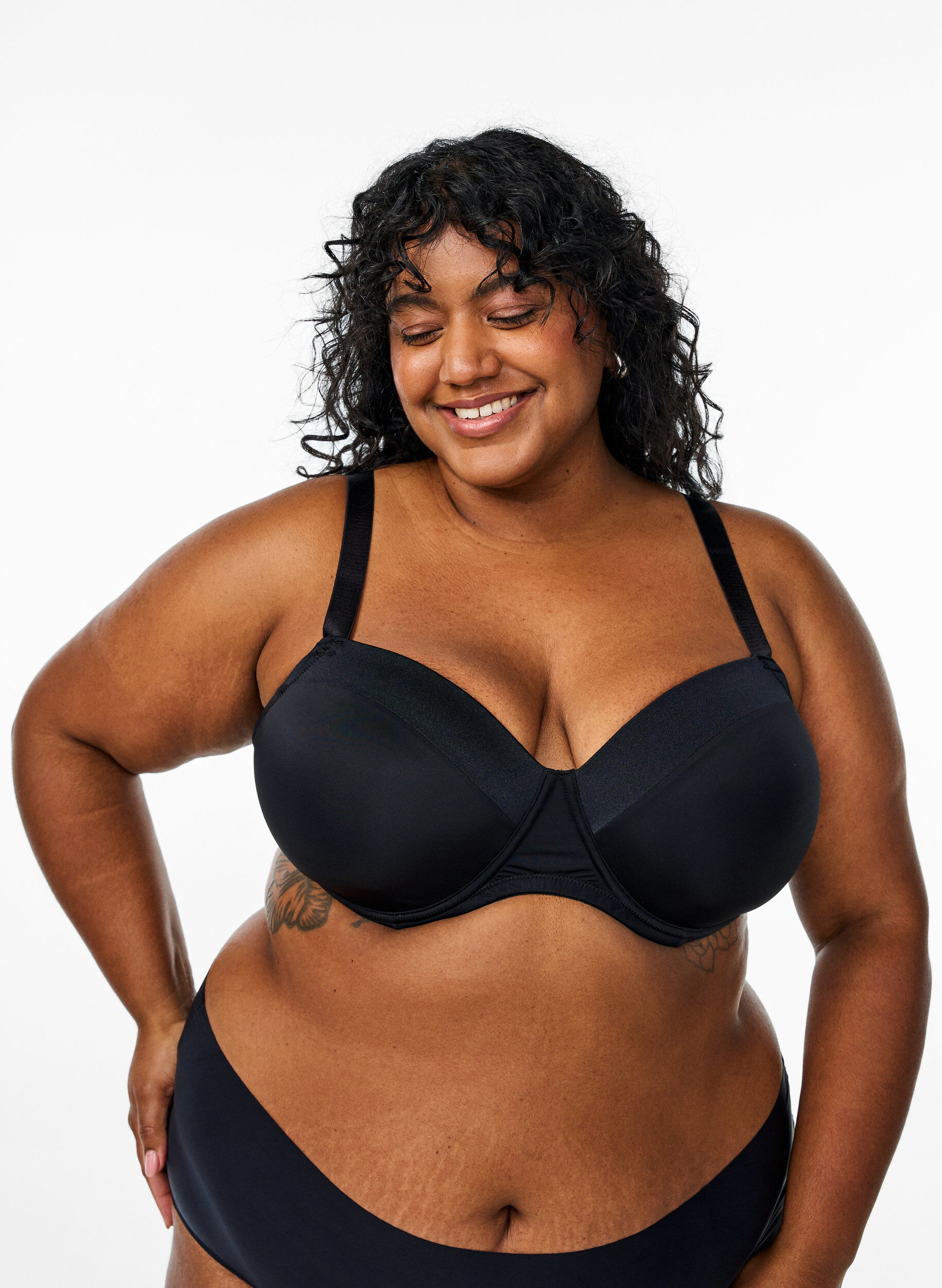 Vorgeformter BH aus Mikrofaser mit Satindetail, Schwarz, Model