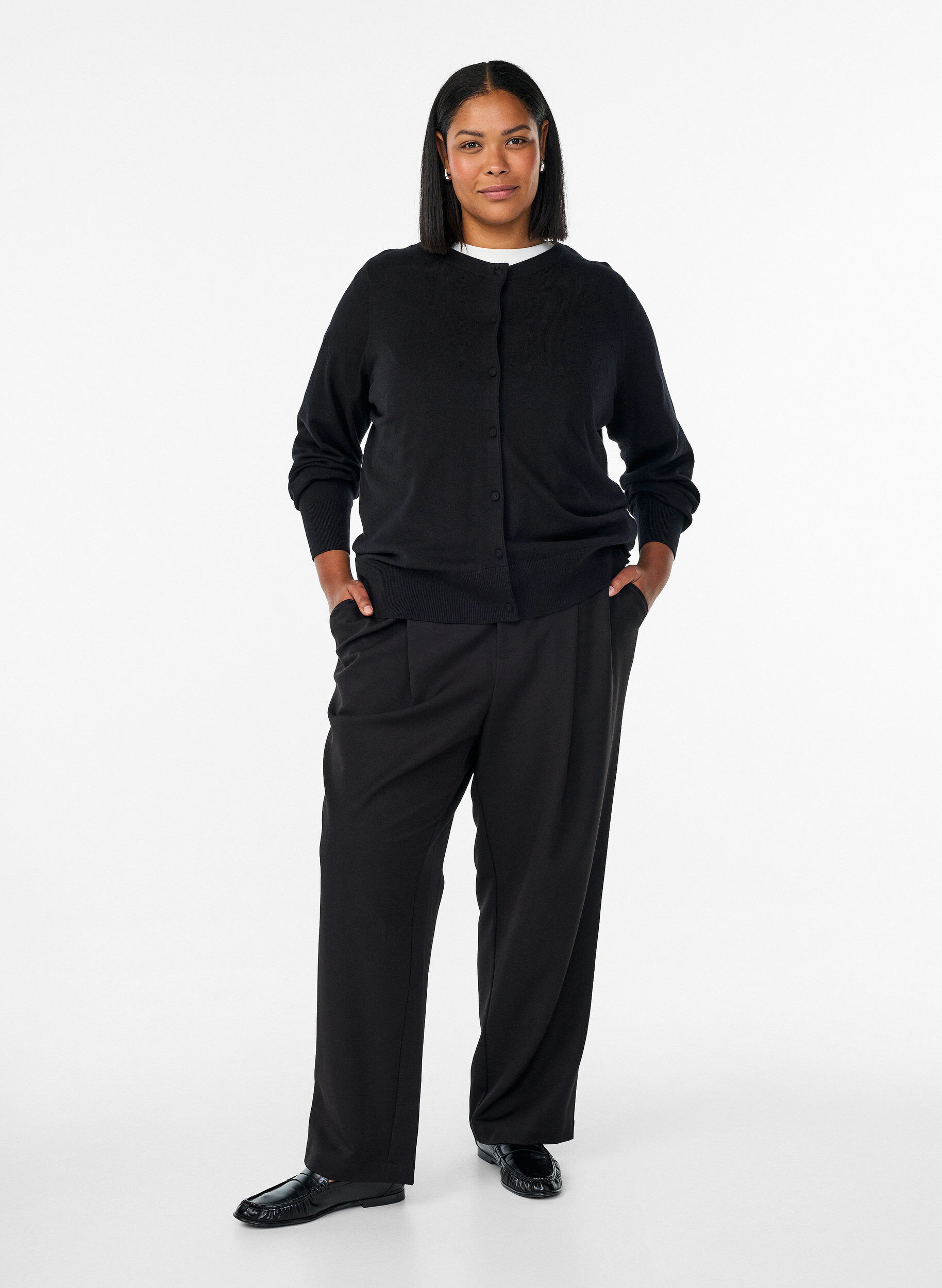 ZizziStrickjacke mit Rundhalsausschnitt und stoffbezogenen Kn&ouml;pfen, Schwarz, Model image number 1