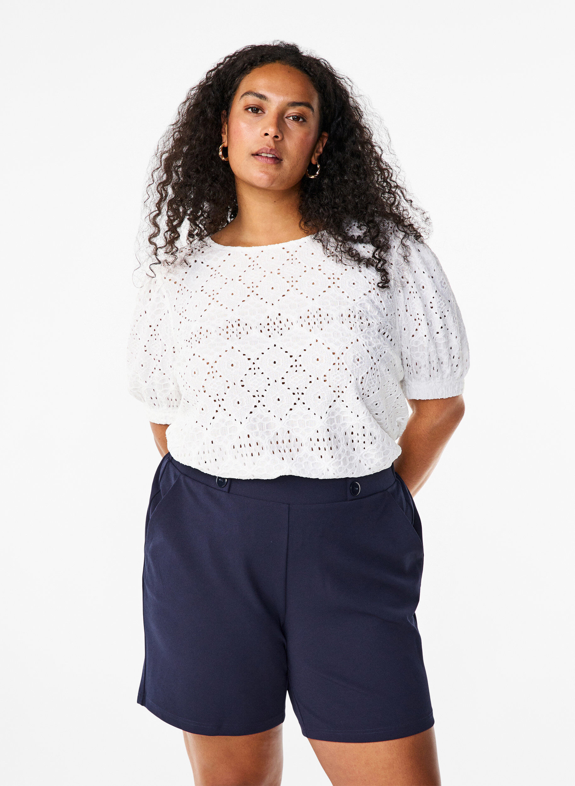 Zizzi Kurz&auml;rmelige Bluse mit Lochmuster, Bright White, Model image number 0