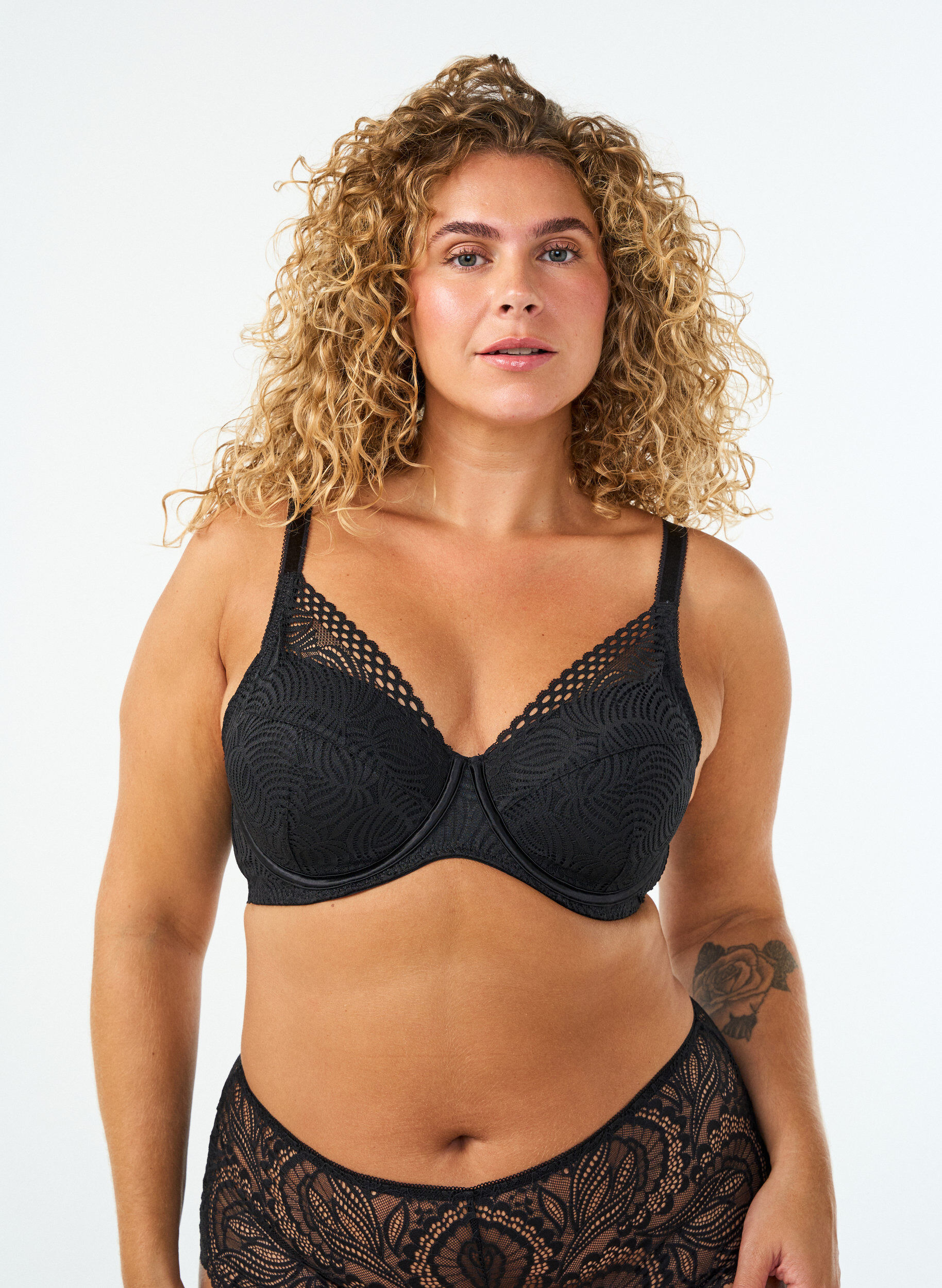 ZizziSpitzen-BH mit gepolsterten Cups, Schwarz, Model image number 0