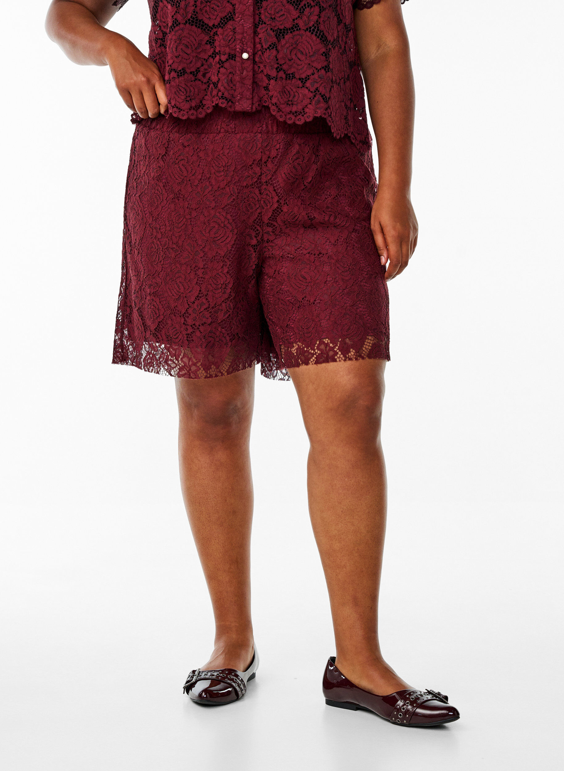 ZizziLockere Spitzenshorts, Dunkles Bordeaux, Model image number 3