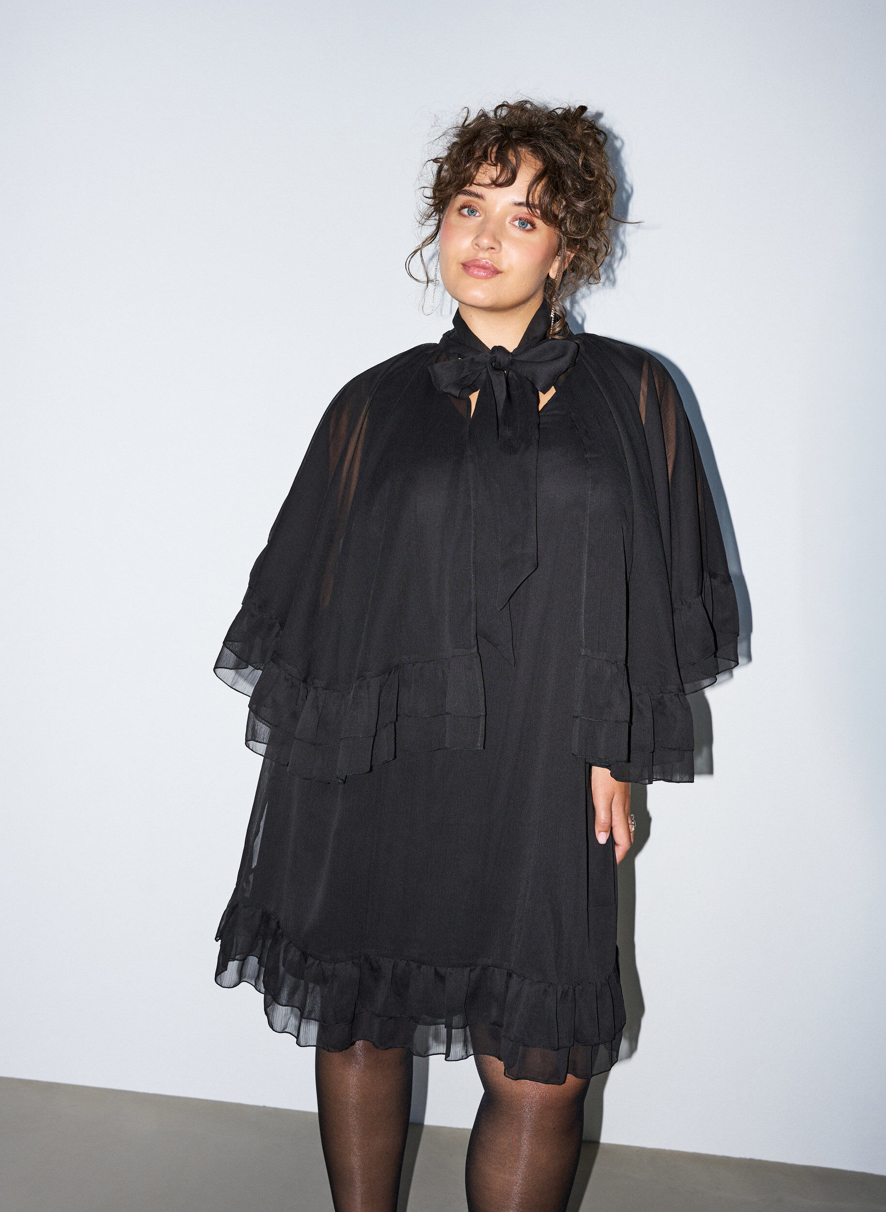Zizzi&Auml;rmelloses Kleid mit Chiffon-Cape, Schwarz, Model image number 0
