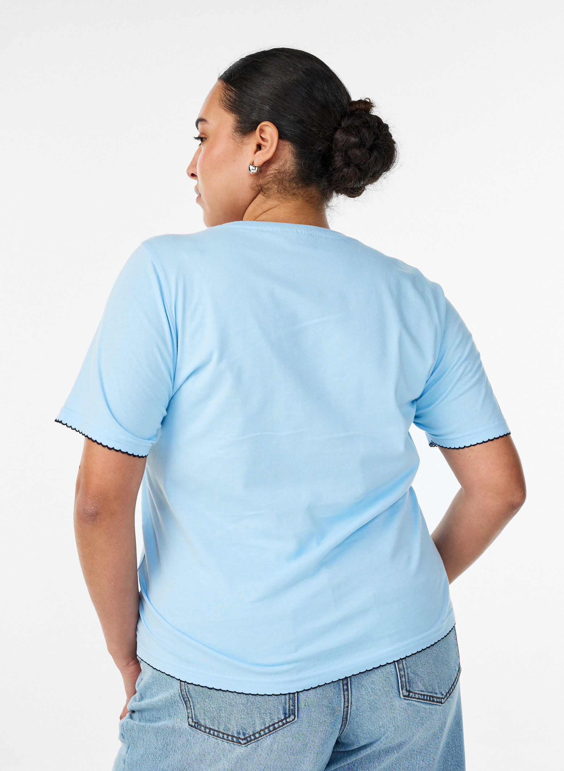 ZizziT-Shirt aus Baumwolle mit gewellten Kontrastkanten, Blau, Model image number 2