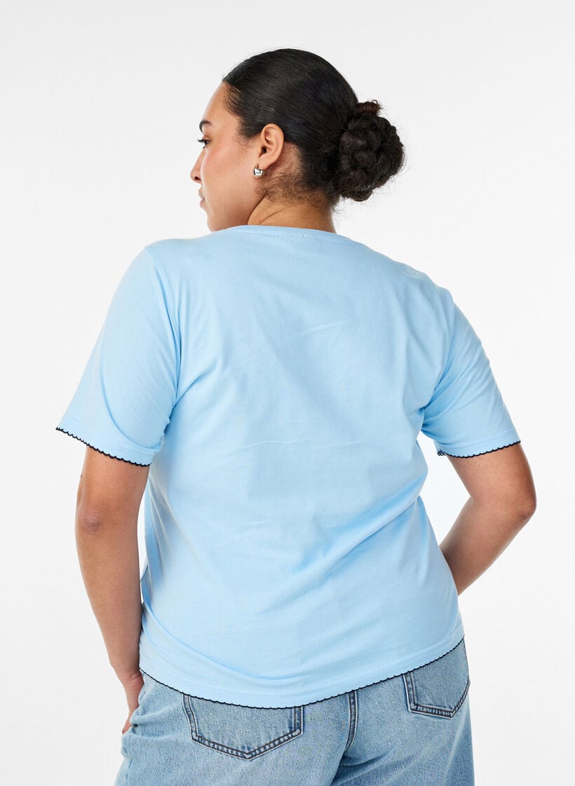 T-Shirt aus Baumwolle mit gewellten Kontrastkanten, Blau, Model image number 2
