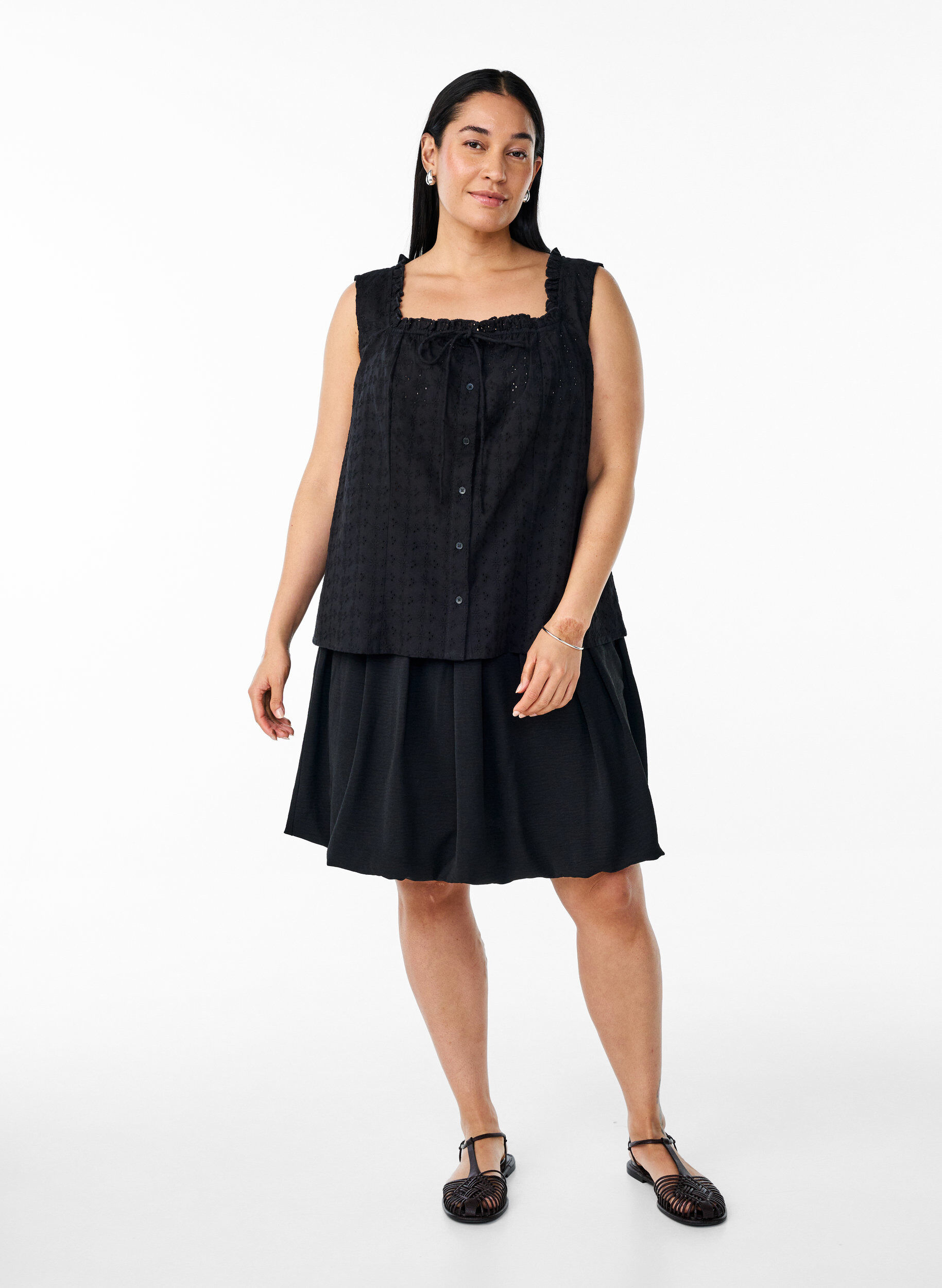 Zizzi&Auml;rmellose Bluse mit Lochstickerei und R&uuml;schen, Schwarz, Model image number 1