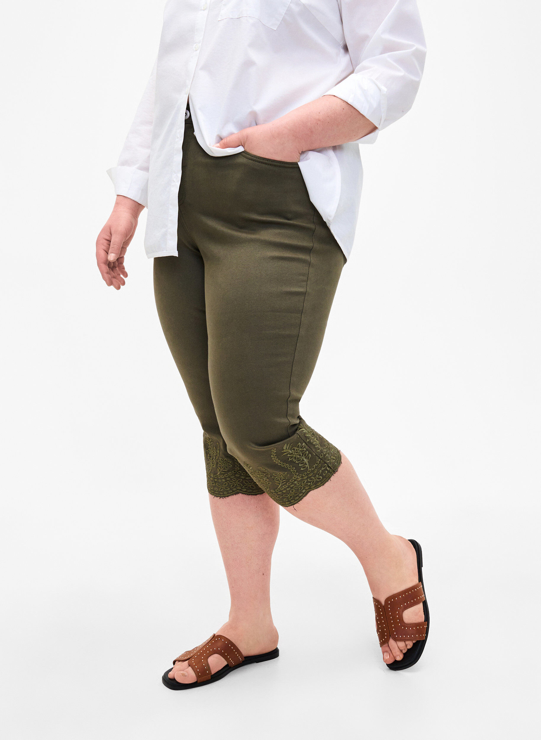 Zizzi Caprihosen mit hohem Bund und Lochstickerei, Dusty Olive, Model image number 3