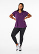Lockeres Trainings-T-Shirt mit V-Ausschnitt, Lila, Model image number 1