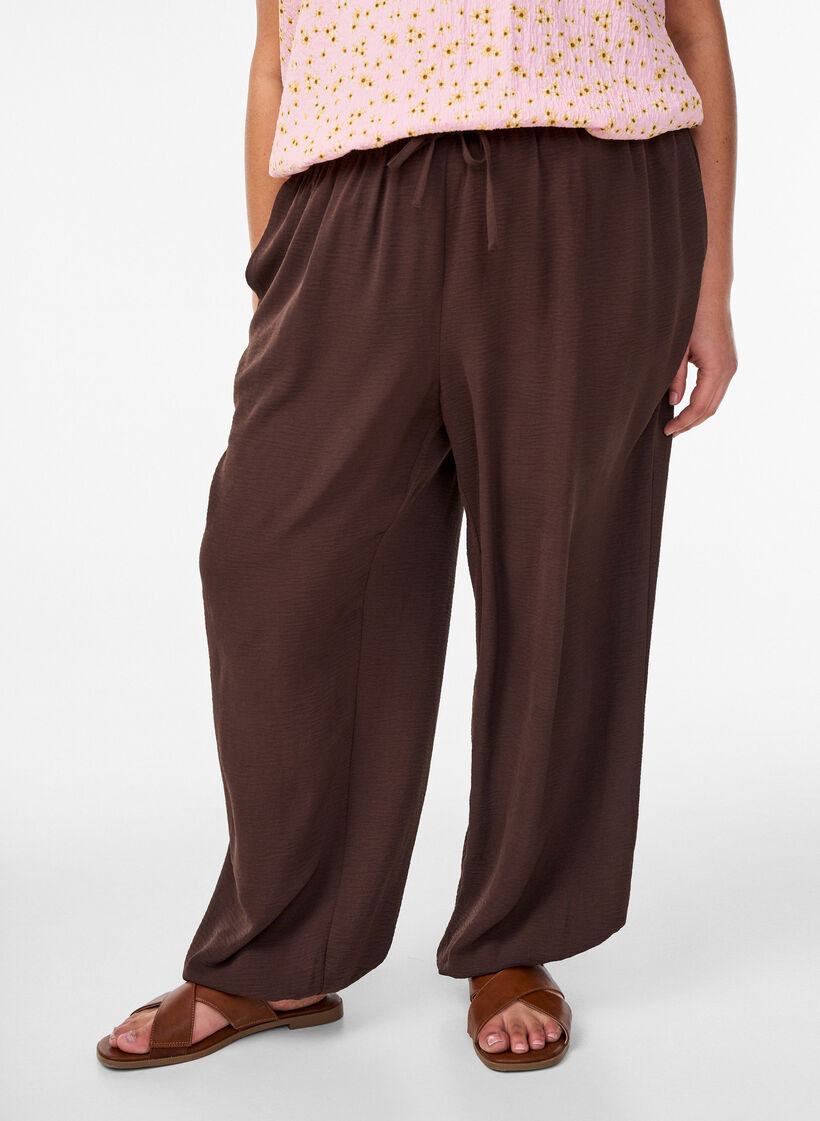 Hoch taillierte Ballonhose, Braun, Model image number 2