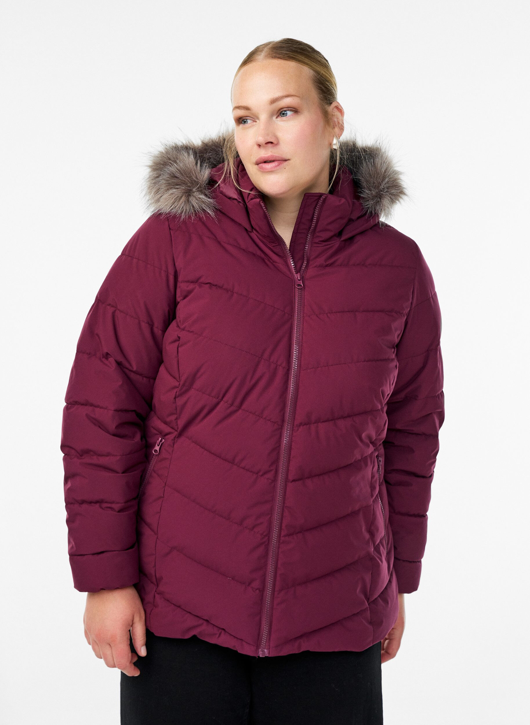 Kurze Steppjacke mit Kapuze, Dunkles Bordeaux, Model