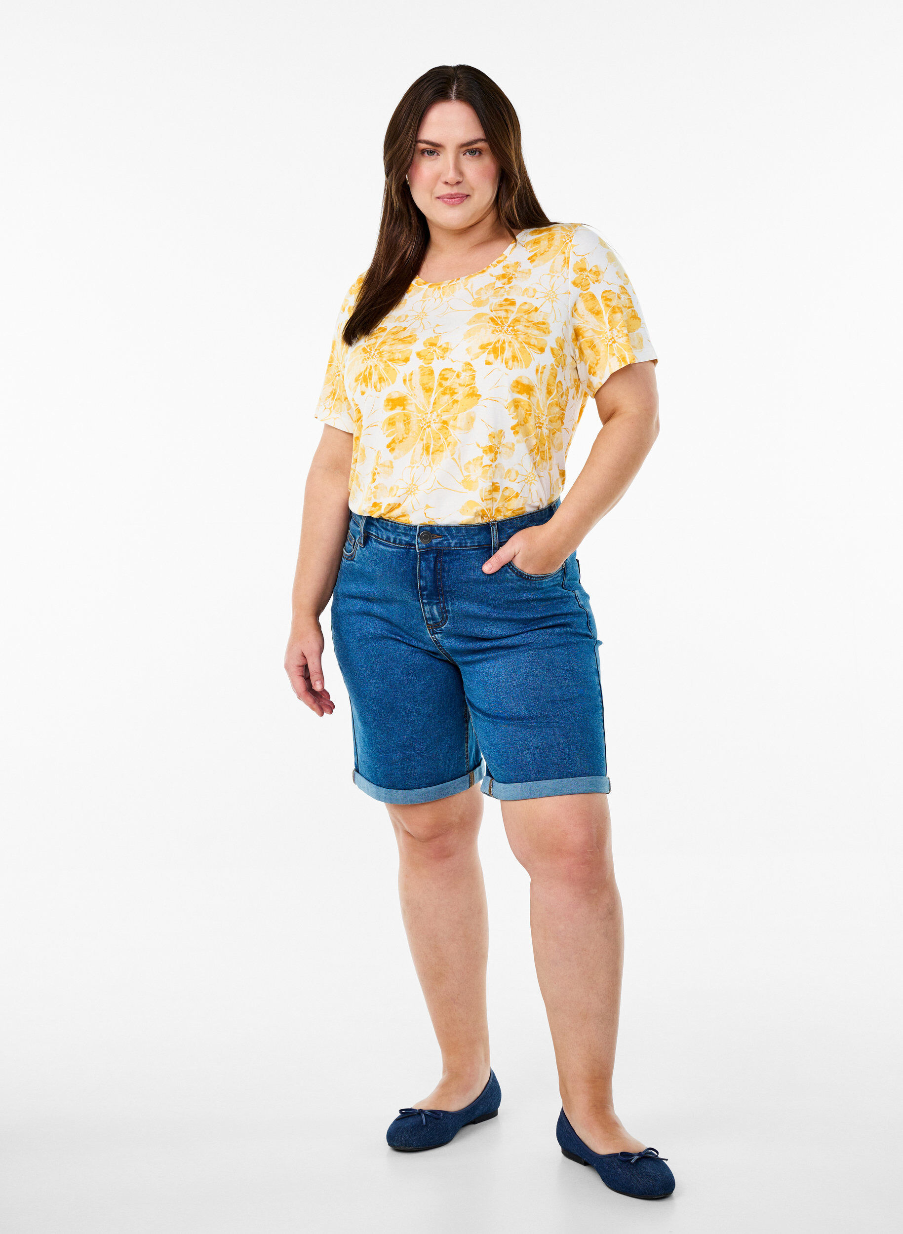 ZizziEng anliegende Jeansshorts mit hoher Taille, Blau, Model image number 1