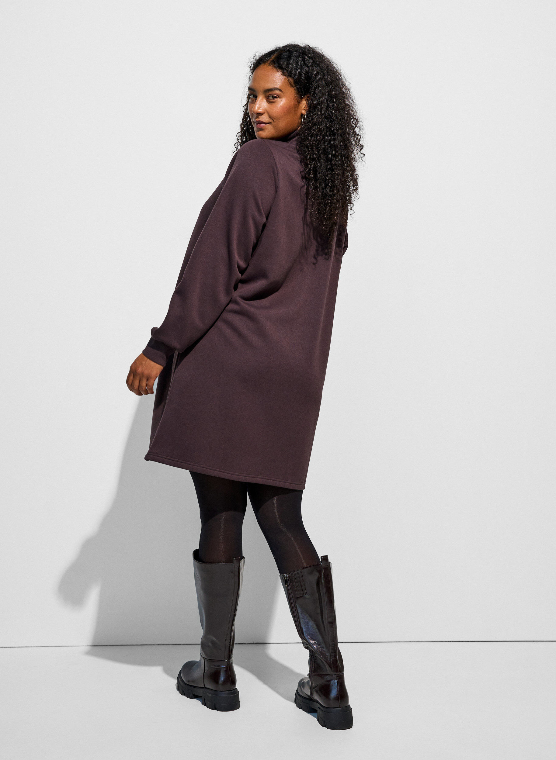 ZizziSweatkleid mit hohem Rippkragen und Rei&szlig;verschluss, Braun, Model image number 1
