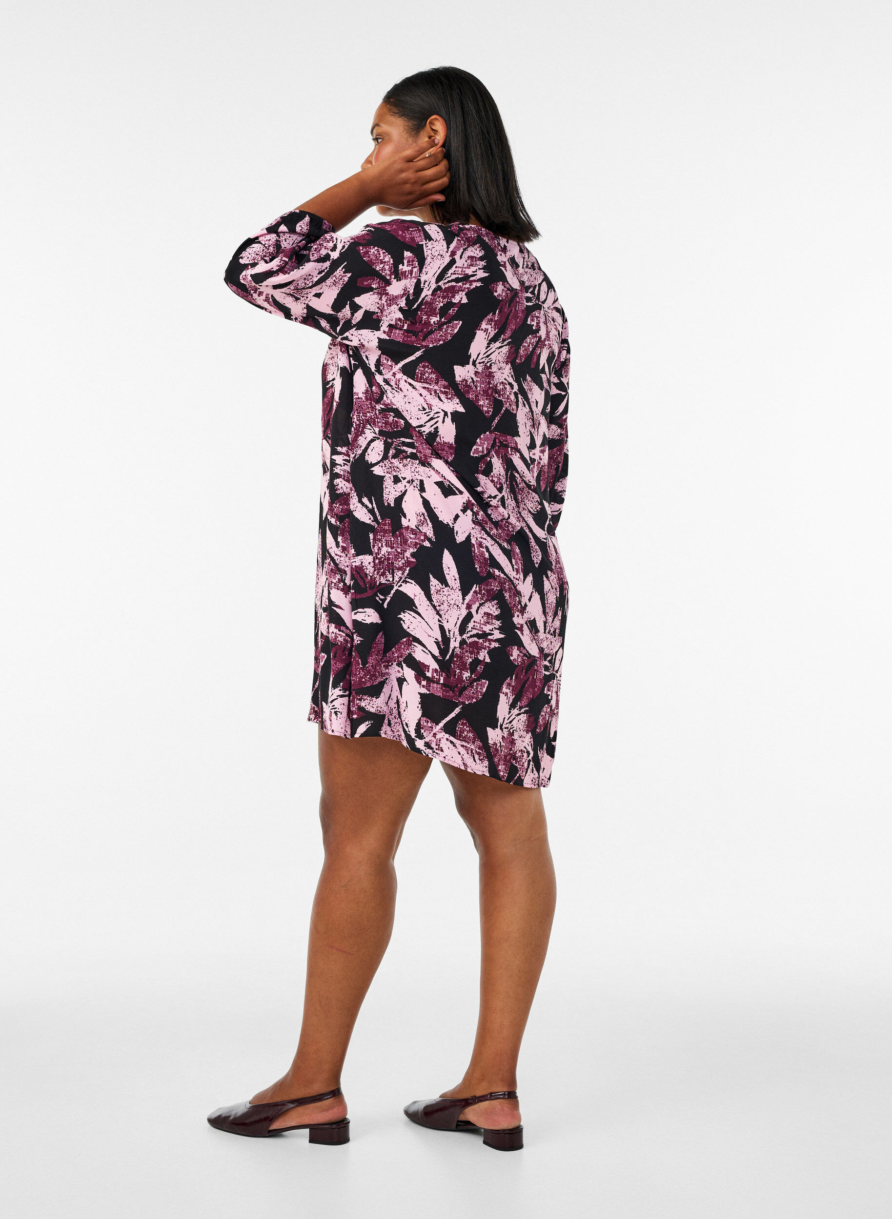 ZizziKurzes gebl&uuml;mtes Kleid aus Viskose mit 3/4-&Auml;rmeln, Schwarz, Model image number 2