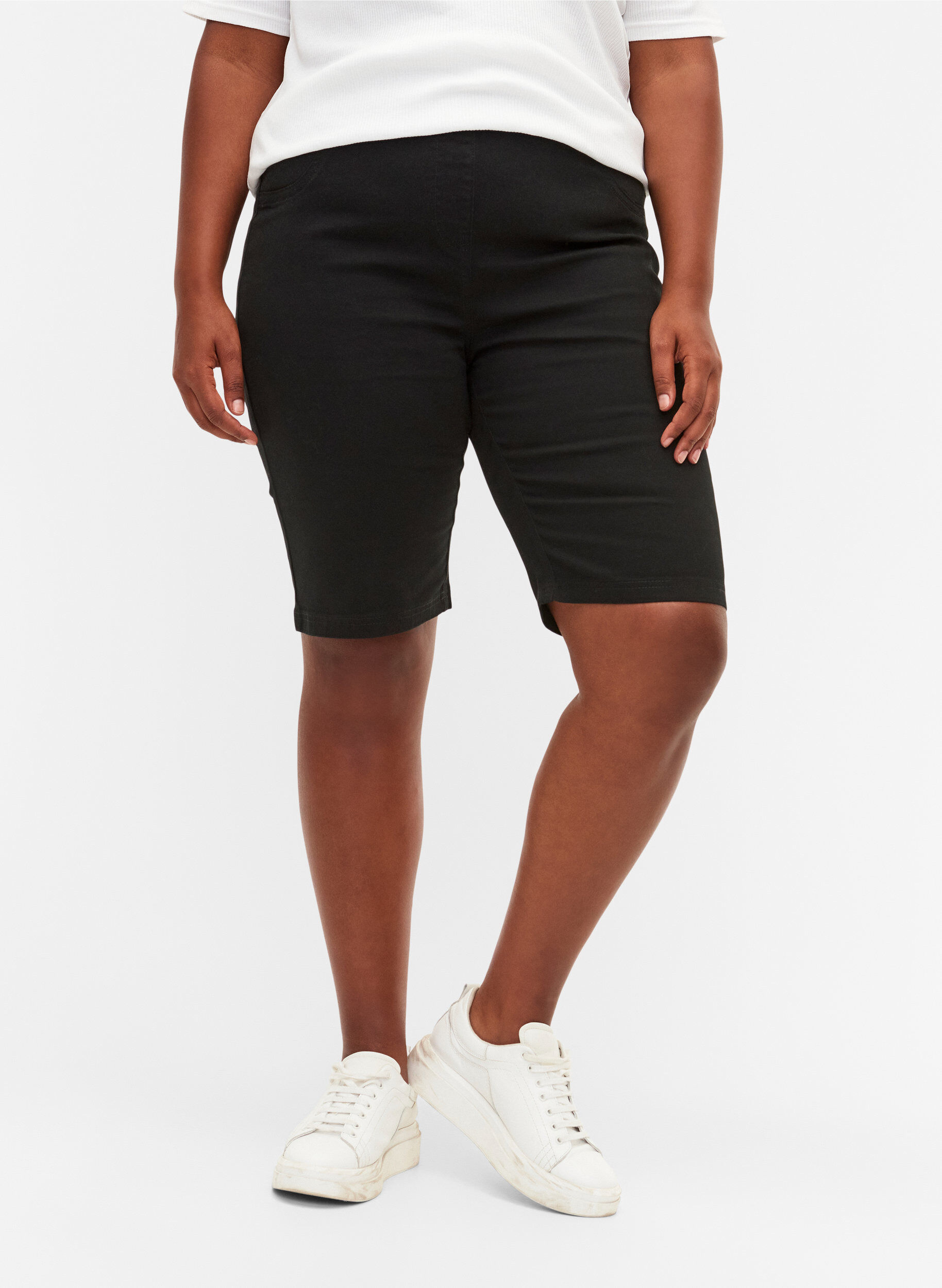 ZizziEng anliegende Shorts mit Ges&auml;&szlig;taschen, Black, Model image number 2