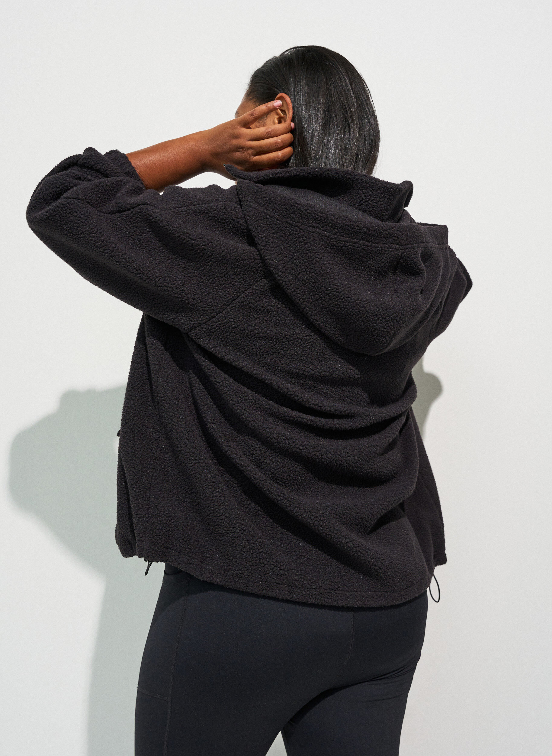 ZizziTeddyjacke mit Kapuze und Rei&szlig;verschluss, Schwarz, Model image number 1