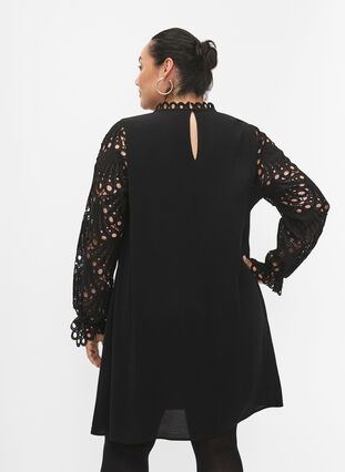 Kleid aus Viskose mit crochet Ärmeln, Black, Model image number 1